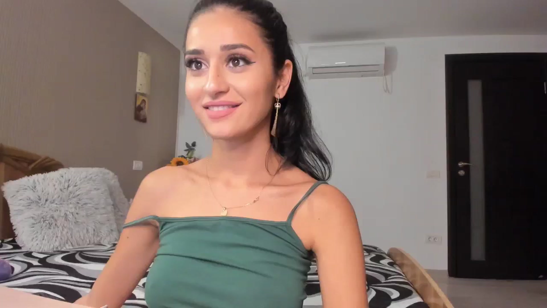 Gallery image thumbnail from SweetKellsey's myfreecams stream on, 12/08/2023, 01:33 image 11 of 20