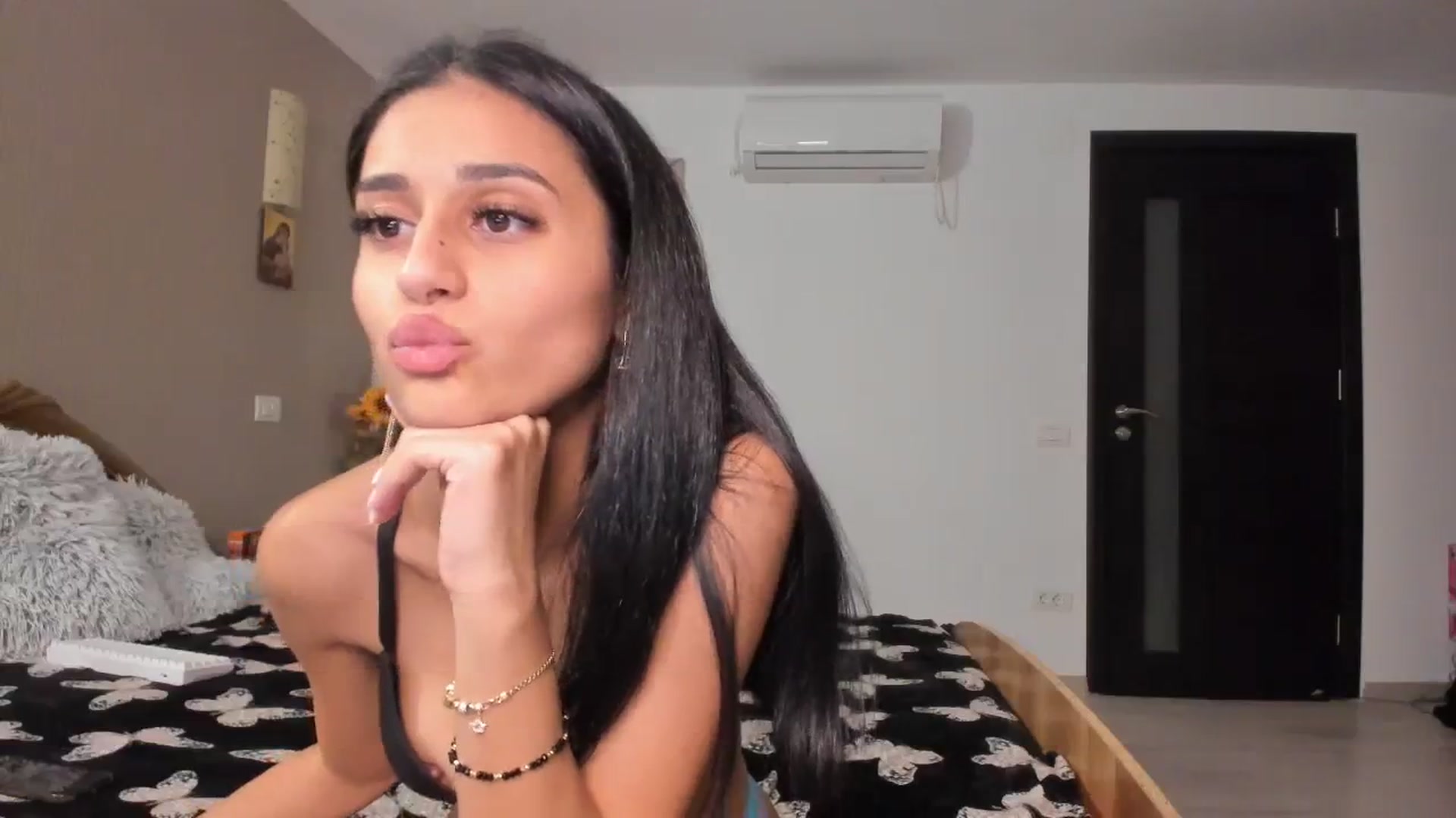 Gallery image thumbnail from SweetKellsey's myfreecams stream on, 12/10/2023, 02:49 image 11 of 20