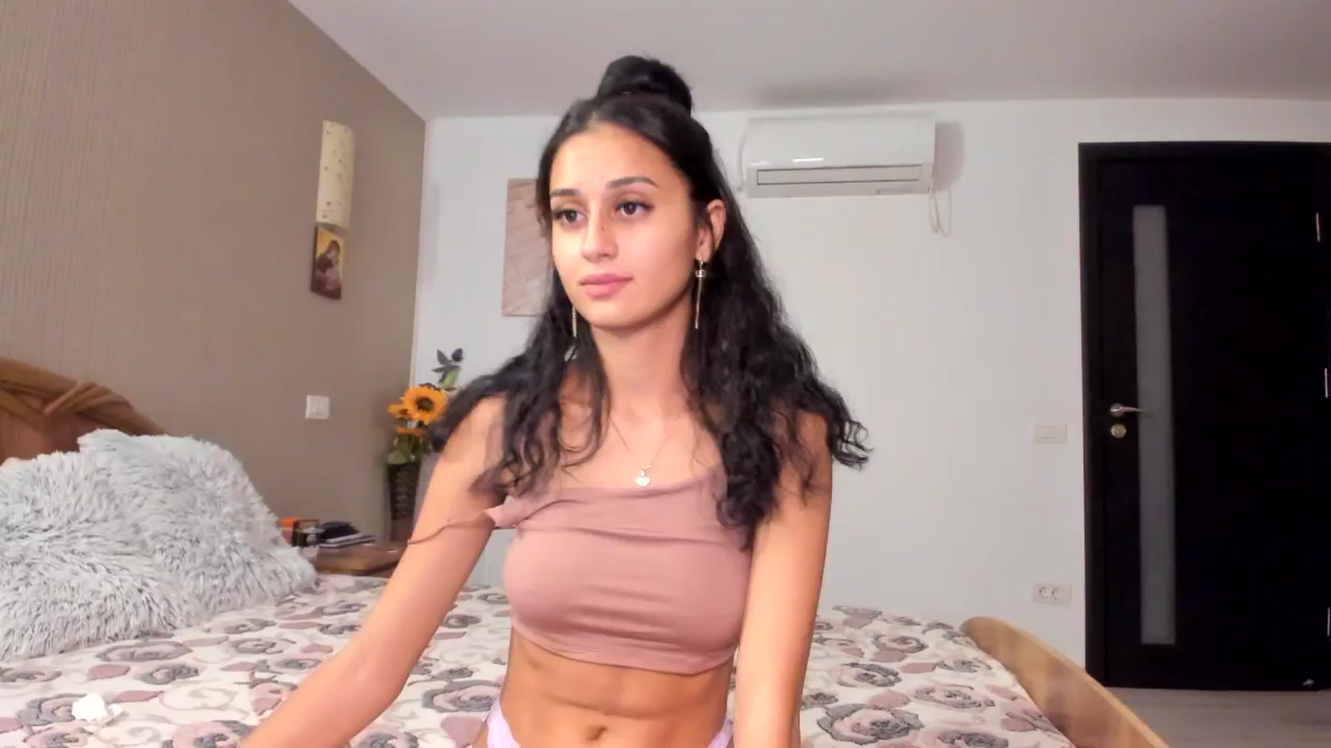 Gallery image thumbnail from SweetKellsey's myfreecams stream on, 12/12/2023, 01:25 image 1 of 20