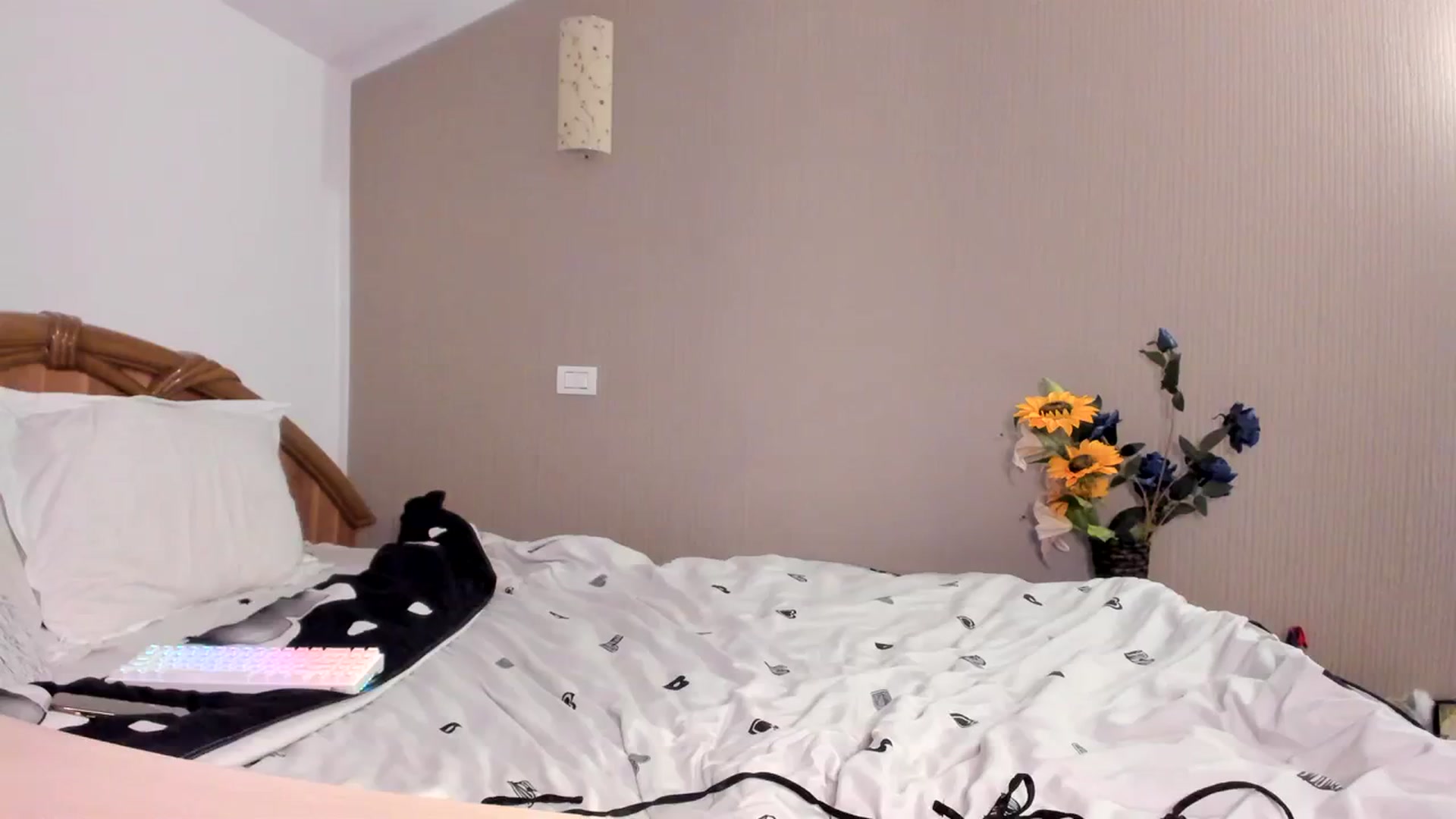 Gallery image thumbnail from SweetKellsey's myfreecams stream on, 03/18/2024, 03:04 image 10 of 20
