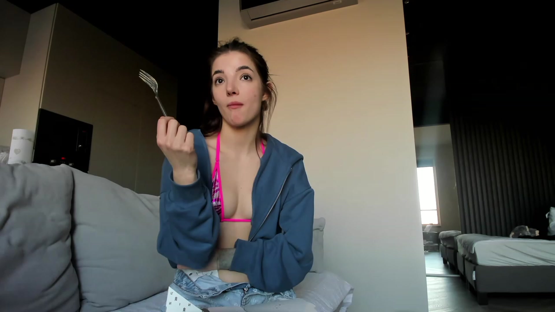 Gallery image thumbnail from SweetKlem's myfreecams stream on, 03/02/2023, 14:58 image 14 of 20