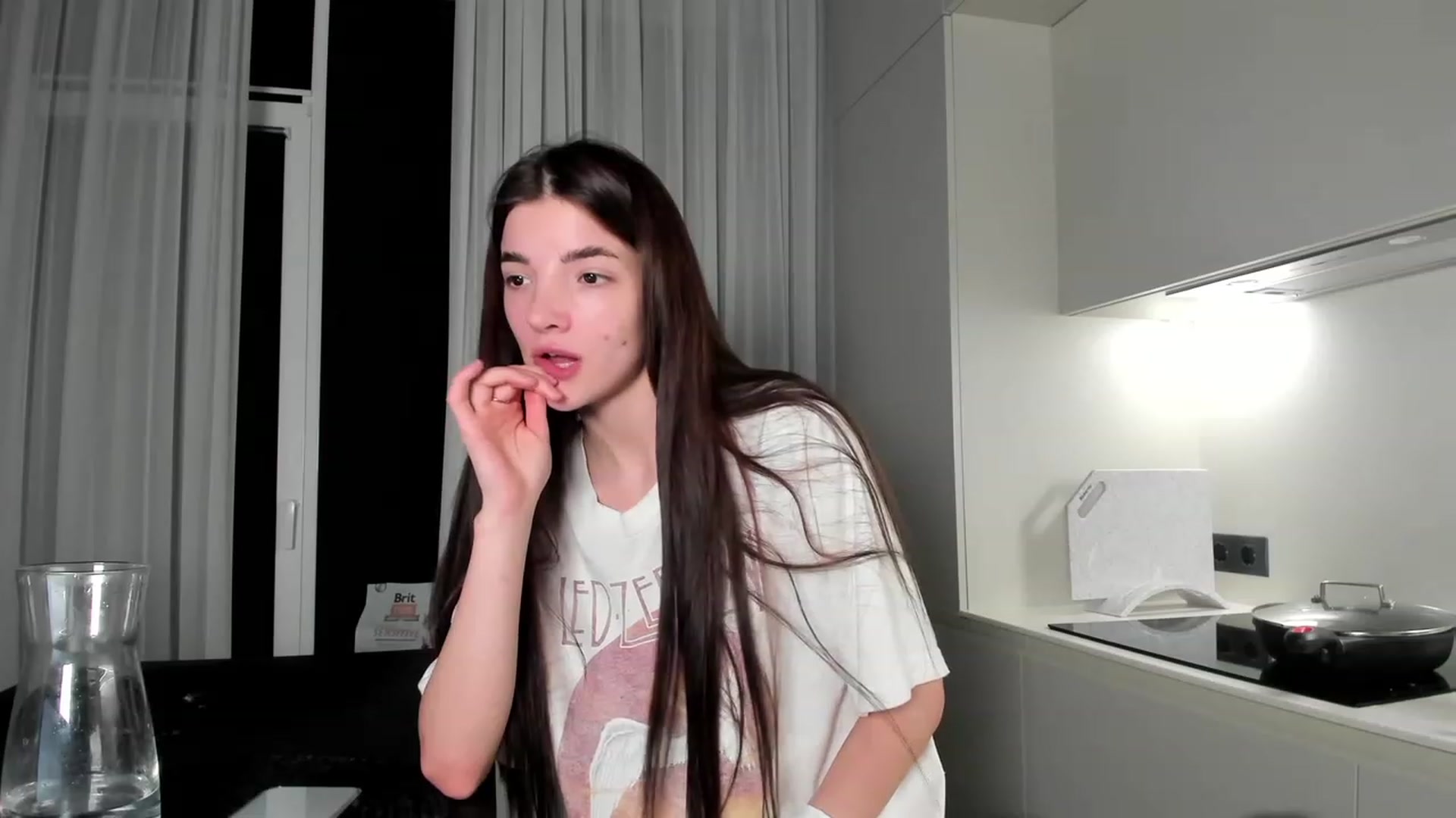 Gallery image thumbnail from SweetKlem's myfreecams stream on, 03/06/2023, 20:32 image 16 of 20