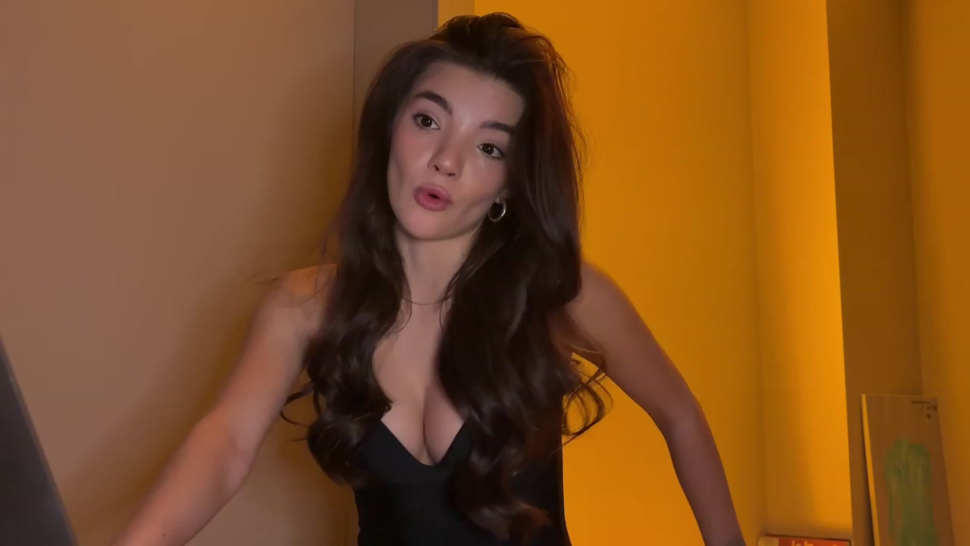 Gallery image thumbnail from SweetKlem's myfreecams stream on, 11/19/2023, 02:40 image 13 of 20