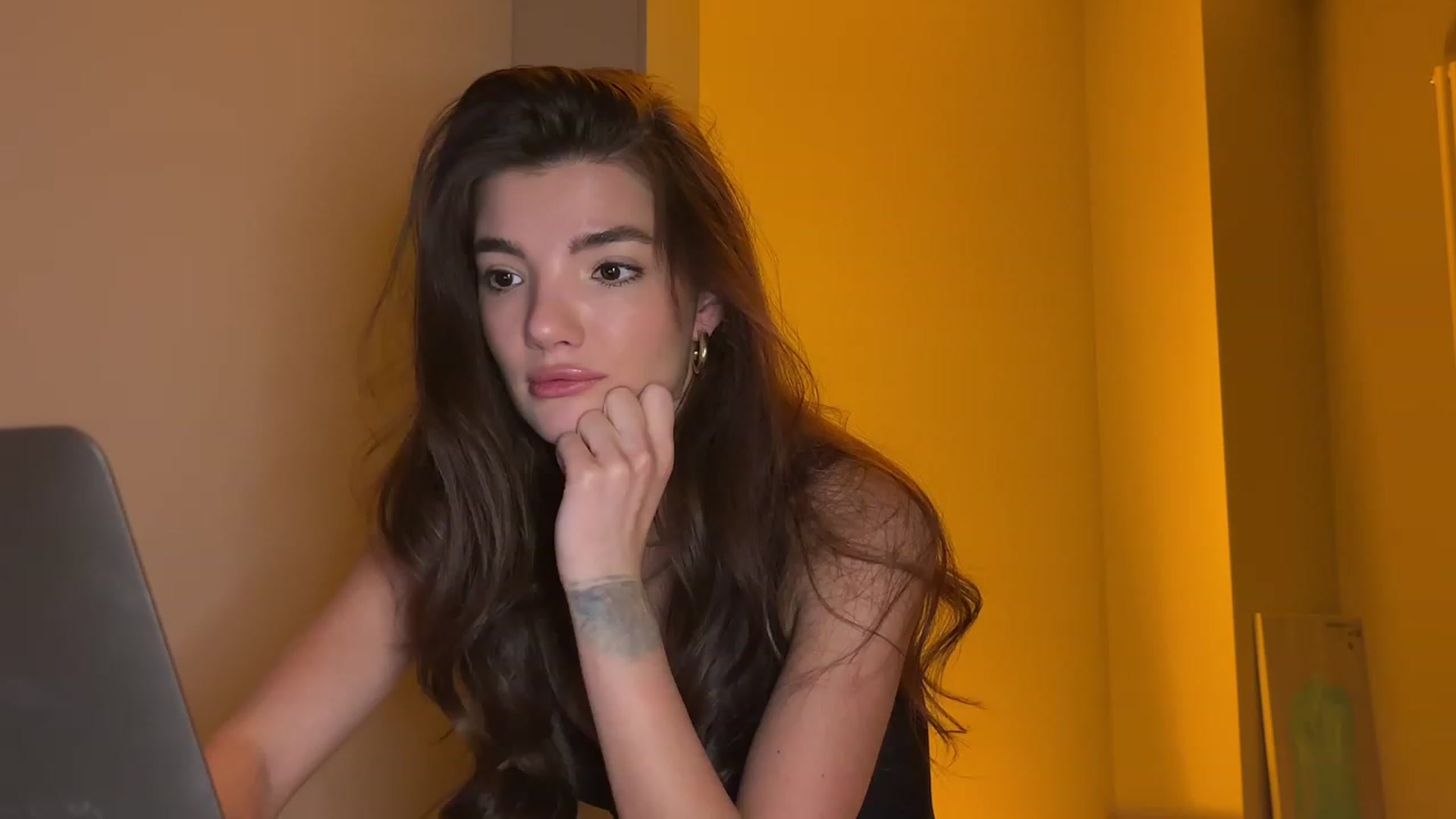Gallery image thumbnail from SweetKlem's myfreecams stream on, 11/19/2023, 04:26 image 7 of 20