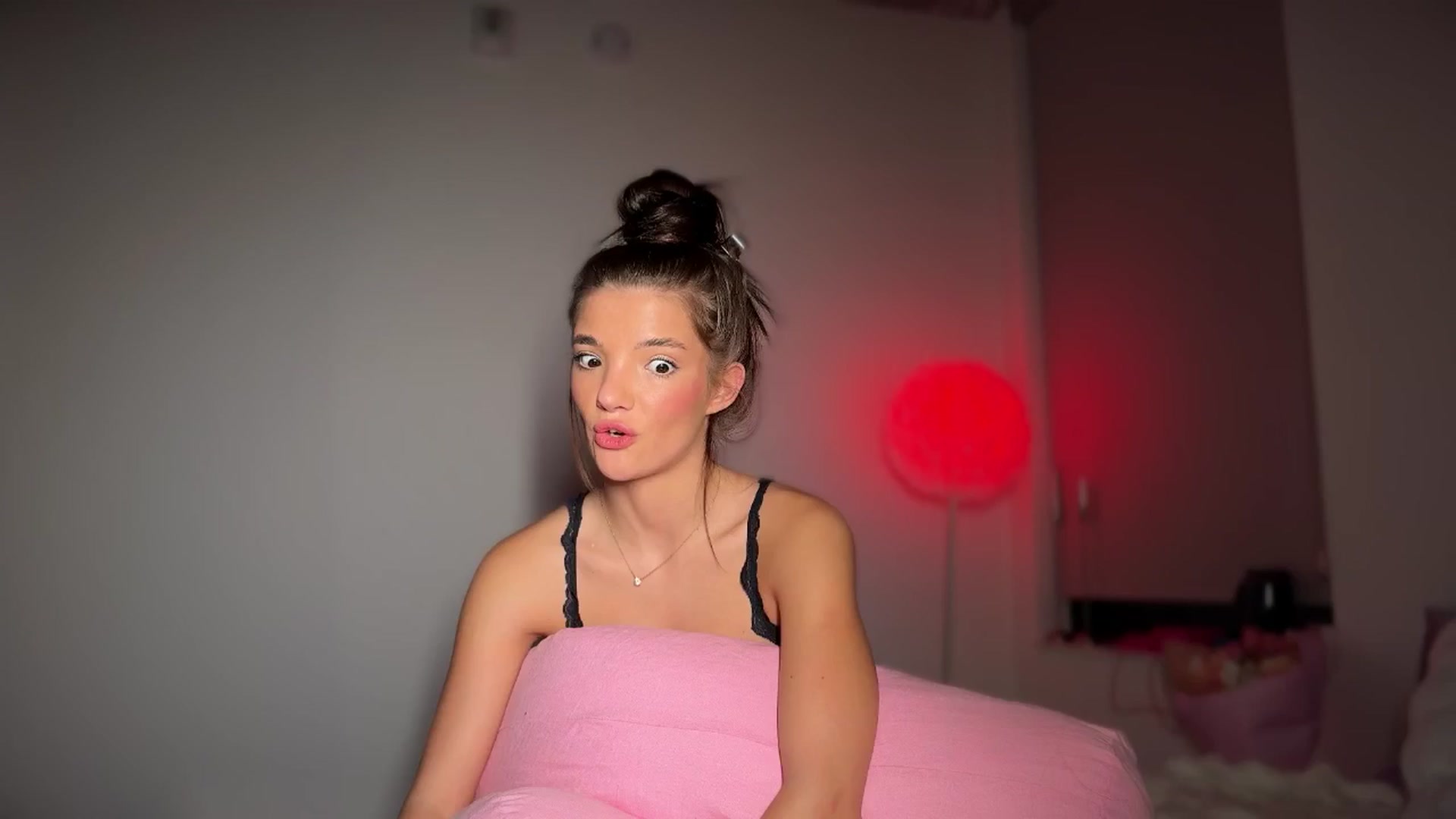 Gallery image thumbnail from SweetKlem's myfreecams stream on, 11/29/2024, 04:03 image 10 of 20