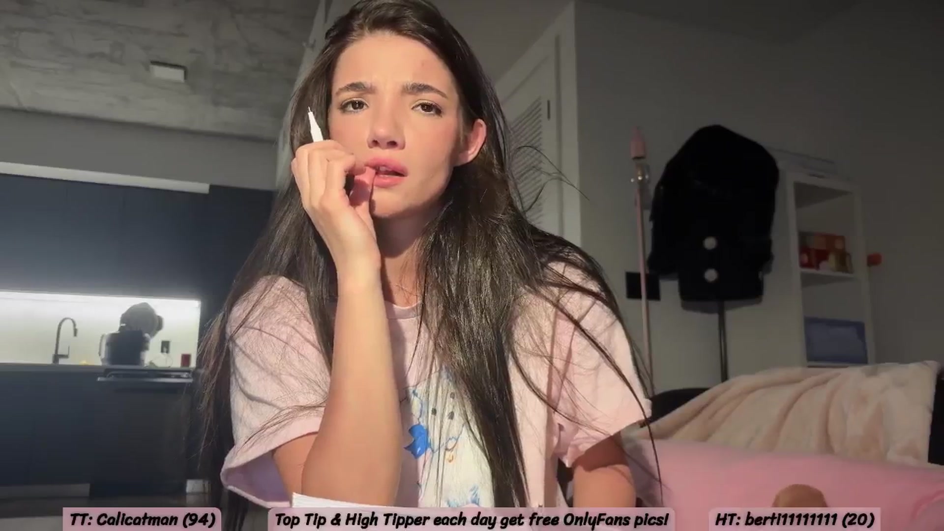 Gallery image thumbnail from SweetKlem's myfreecams stream on, 12/24/2025, 05:21 image 14 of 20