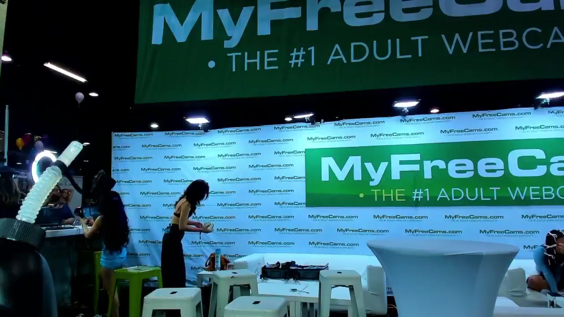 Gallery image thumbnail from SweetMango's myfreecams stream on, 04/13/2024, 23:49 image 12 of 20