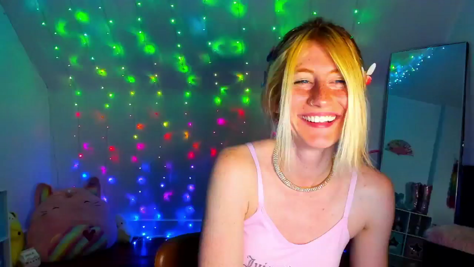 Gallery image thumbnail from SweetMango's myfreecams stream on, 05/13/2024, 03:53 image 10 of 20