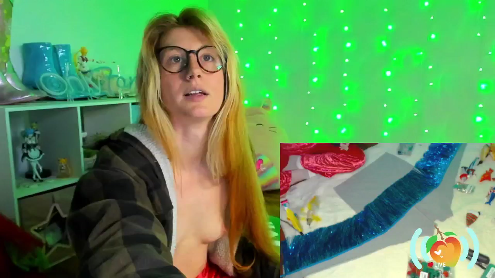 Gallery image thumbnail from SweetMango's myfreecams stream on, 12/03/2024, 24:23 image 2 of 20