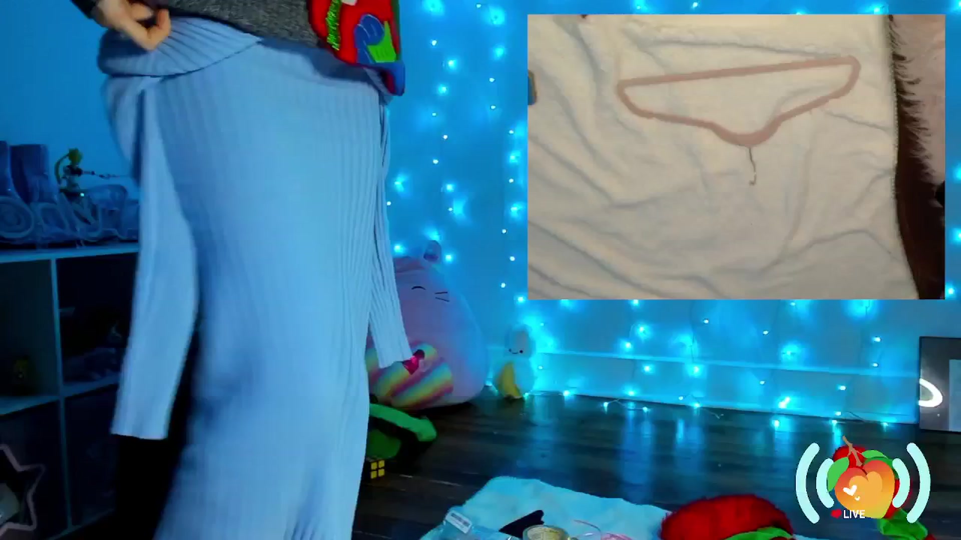 Gallery image thumbnail from SweetMango's myfreecams stream on, 12/07/2024, 01:42 image 13 of 20