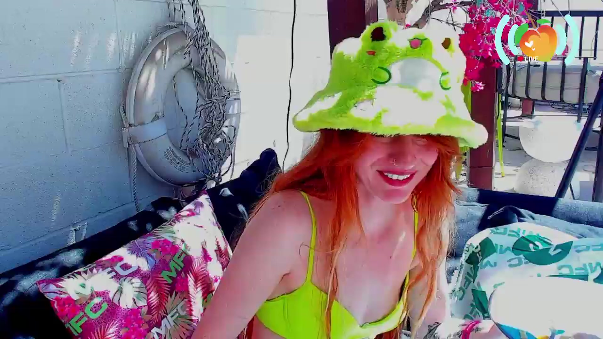 Gallery image thumbnail from SweetMango's myfreecams stream on, 05/19/2026, 21:26 image 18 of 20