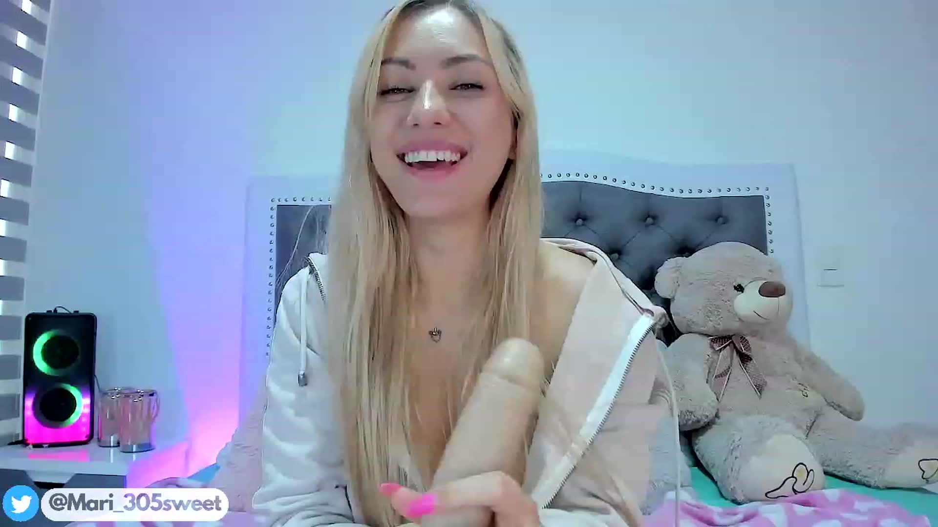 Gallery image thumbnail from SweetMar23's myfreecams stream on, 08/15/2023, 17:49 image 15 of 20