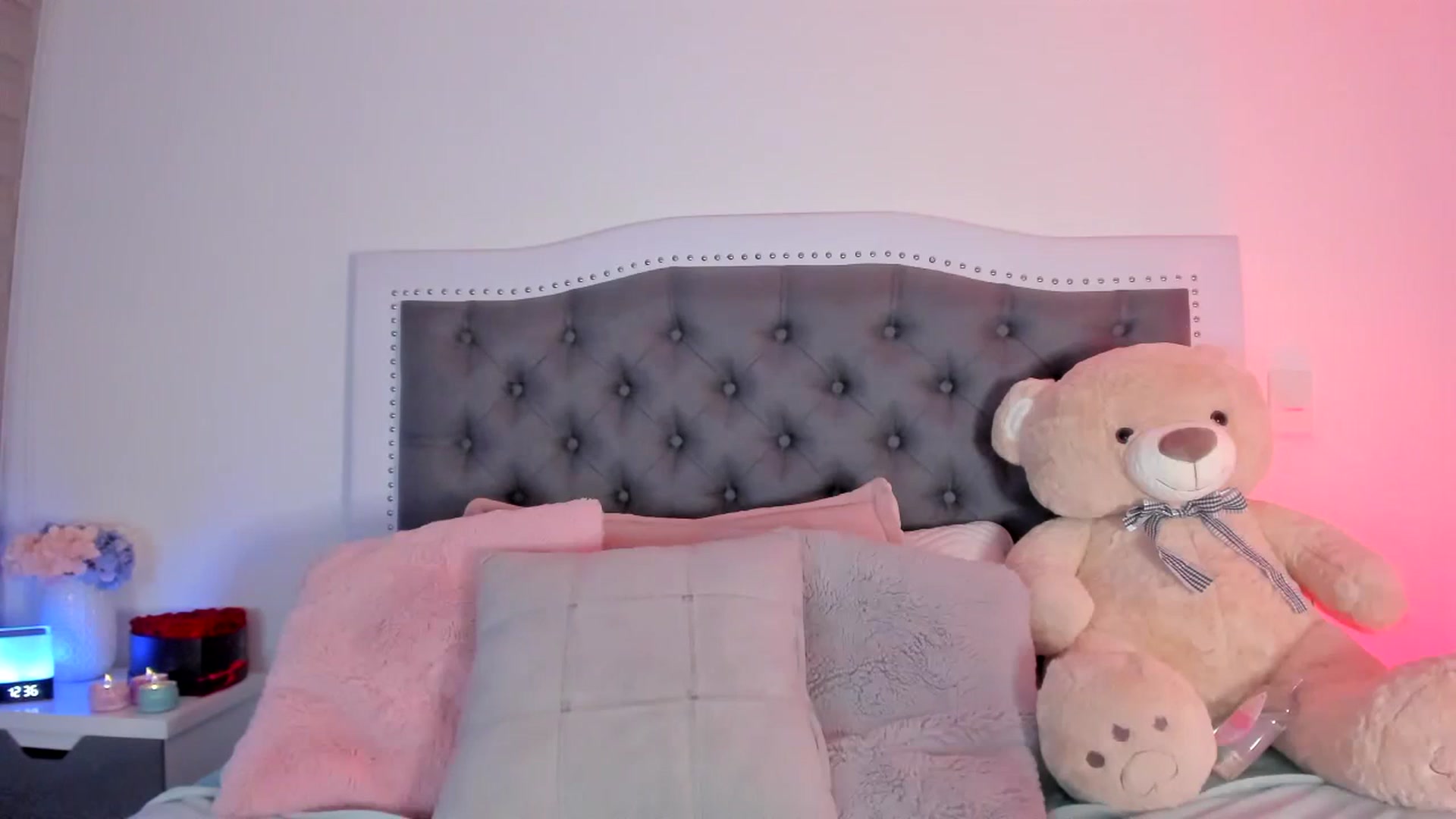 Gallery image thumbnail from SweetMar23's myfreecams stream on, 03/24/2024, 05:48 image 16 of 20