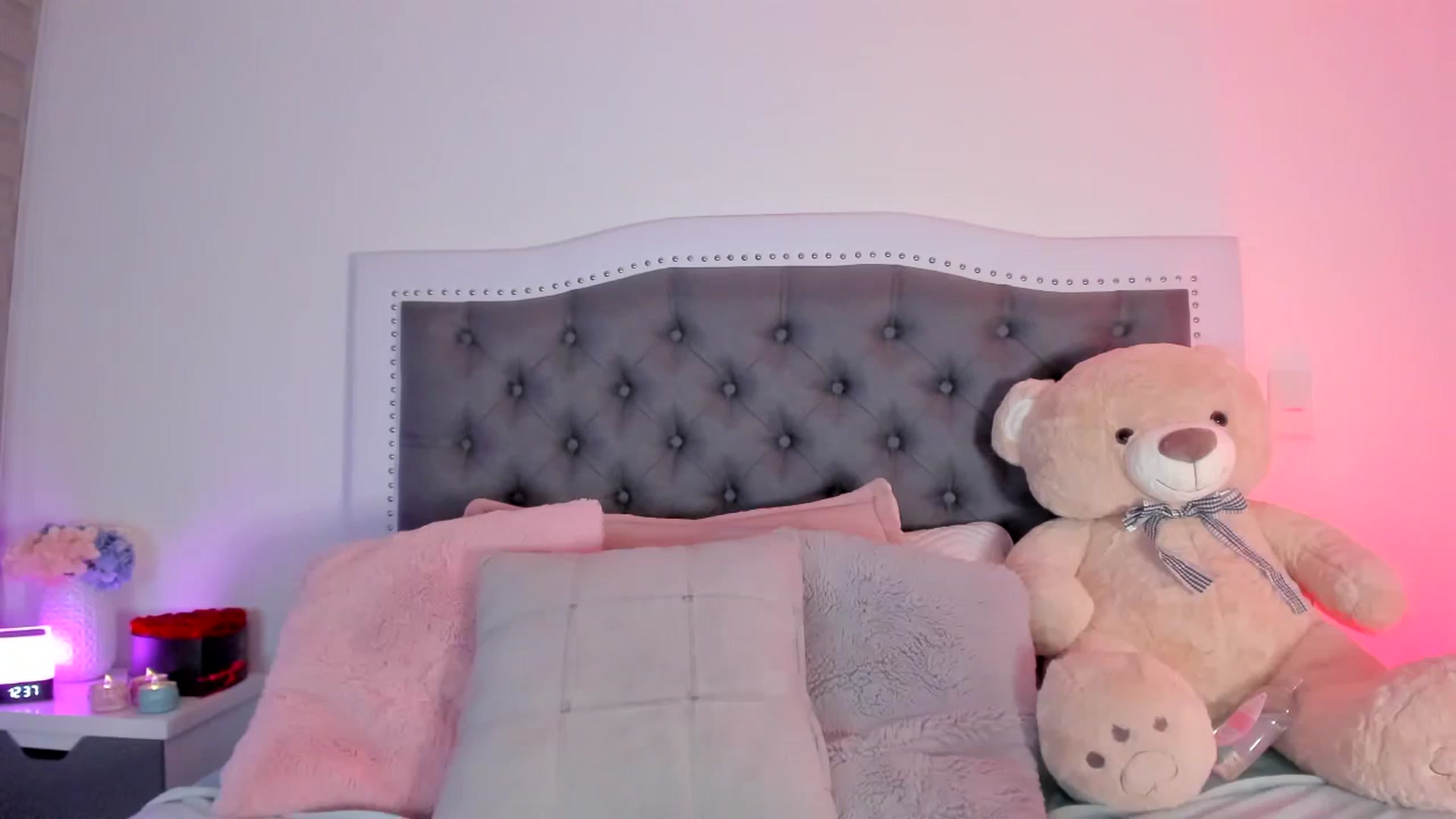 Gallery image thumbnail from SweetMar23's myfreecams stream on, 03/24/2024, 05:48 image 17 of 20