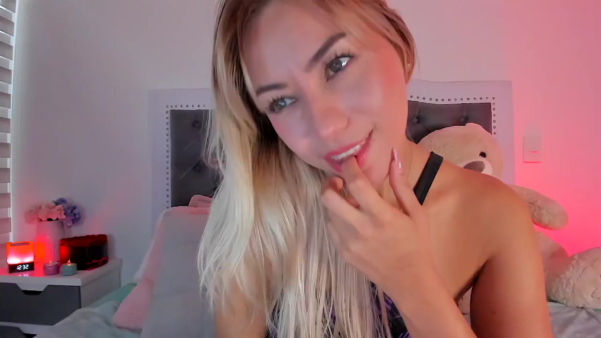 Gallery image thumbnail from SweetMar23's myfreecams stream on, 04/02/2024, 18:33 image 4 of 20