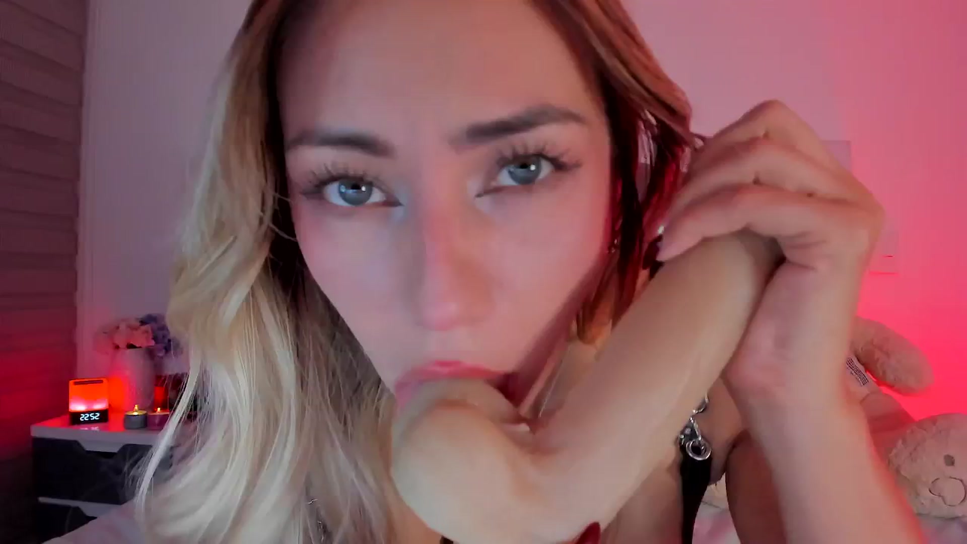 Gallery image thumbnail from SweetMar23's myfreecams stream on, 04/29/2024, 04:08 image 14 of 20