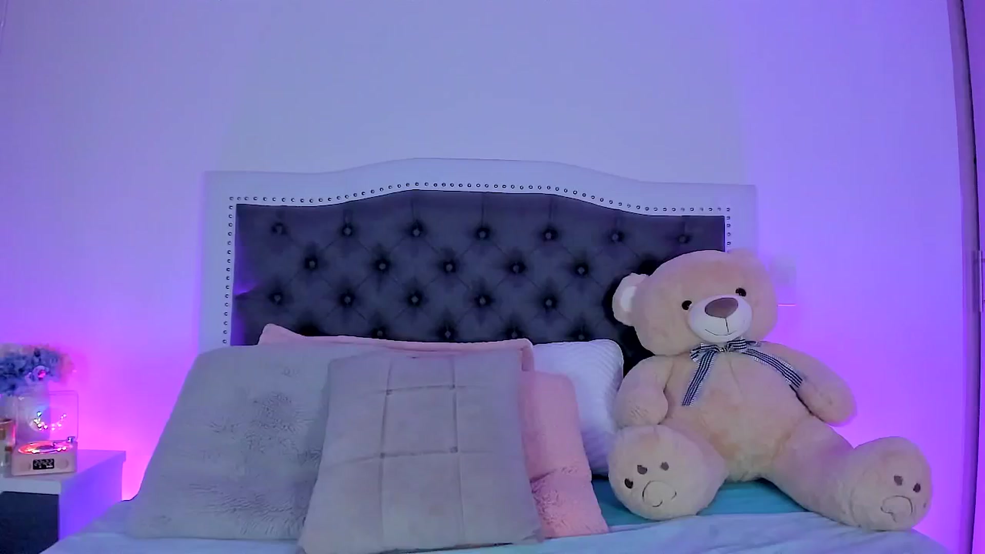Gallery image thumbnail from SweetMar23's myfreecams stream on, 09/18/2024, 04:57 image 5 of 20
