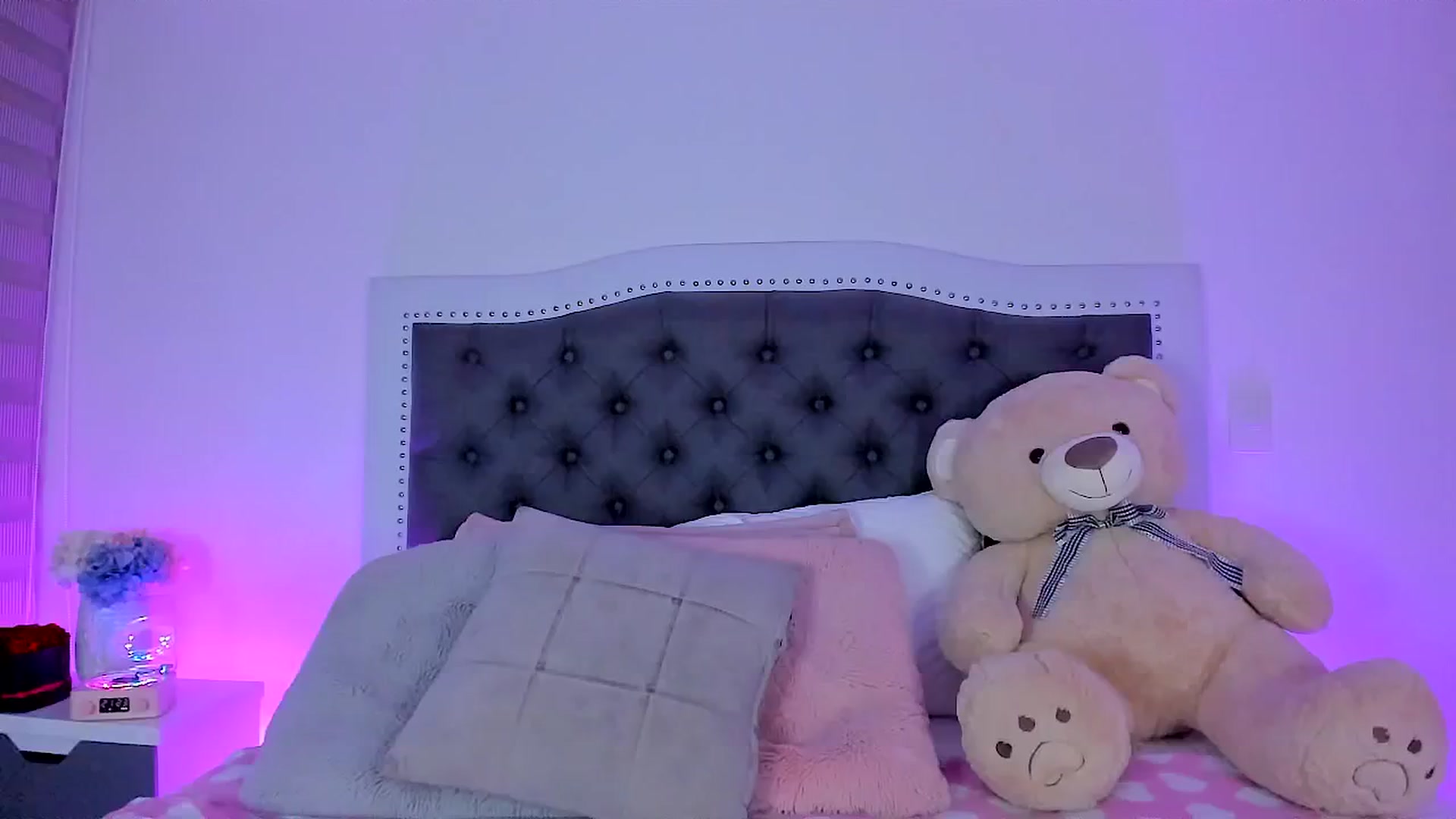 Gallery image thumbnail from SweetMar23's myfreecams stream on, 10/14/2024, 02:29 image 16 of 20