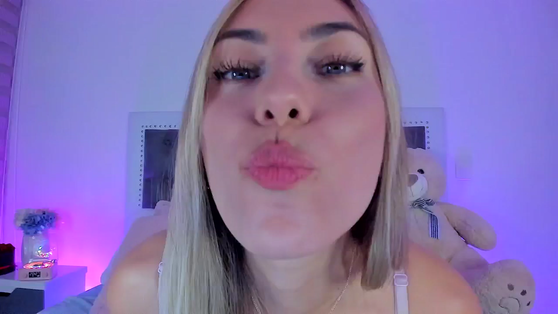 Gallery image thumbnail from SweetMar23's myfreecams stream on, 10/22/2024, 01:41 image 9 of 20