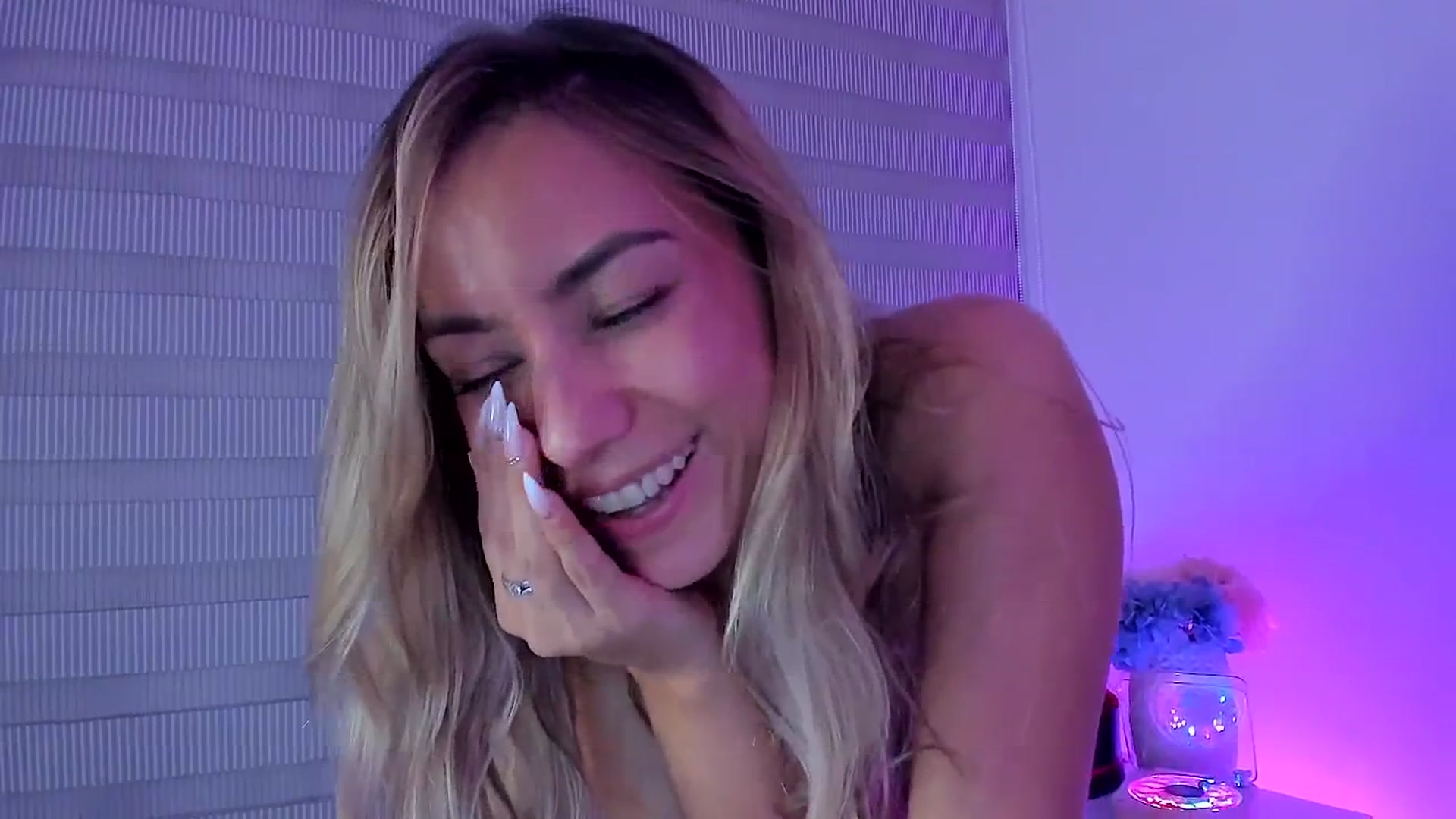 Gallery image thumbnail from SweetMar23's myfreecams stream on, 11/23/2024, 06:54 image 18 of 20