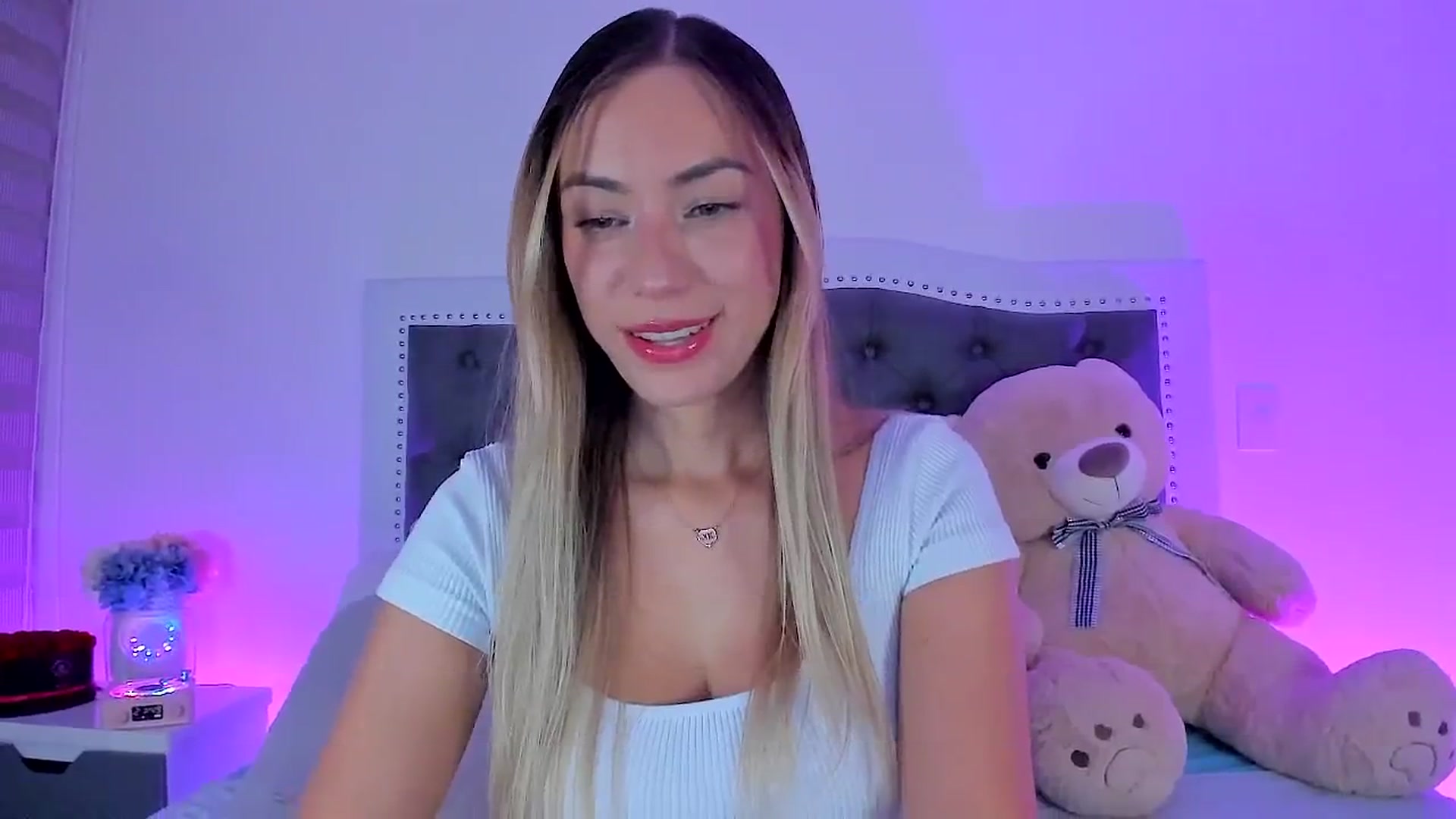 Gallery image thumbnail from SweetMar23's myfreecams stream on, 12/19/2024, 03:04 image 6 of 20