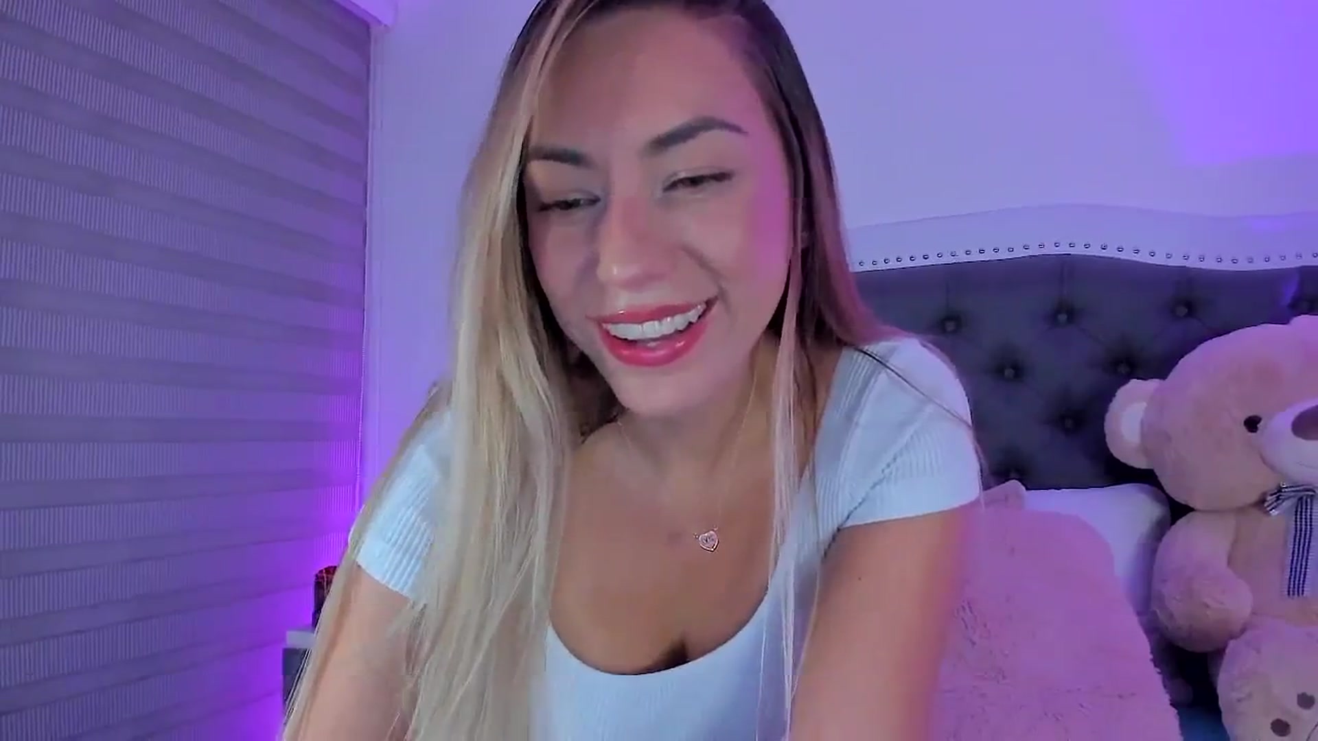Gallery image thumbnail from SweetMar23's myfreecams stream on, 12/19/2024, 03:04 image 19 of 20