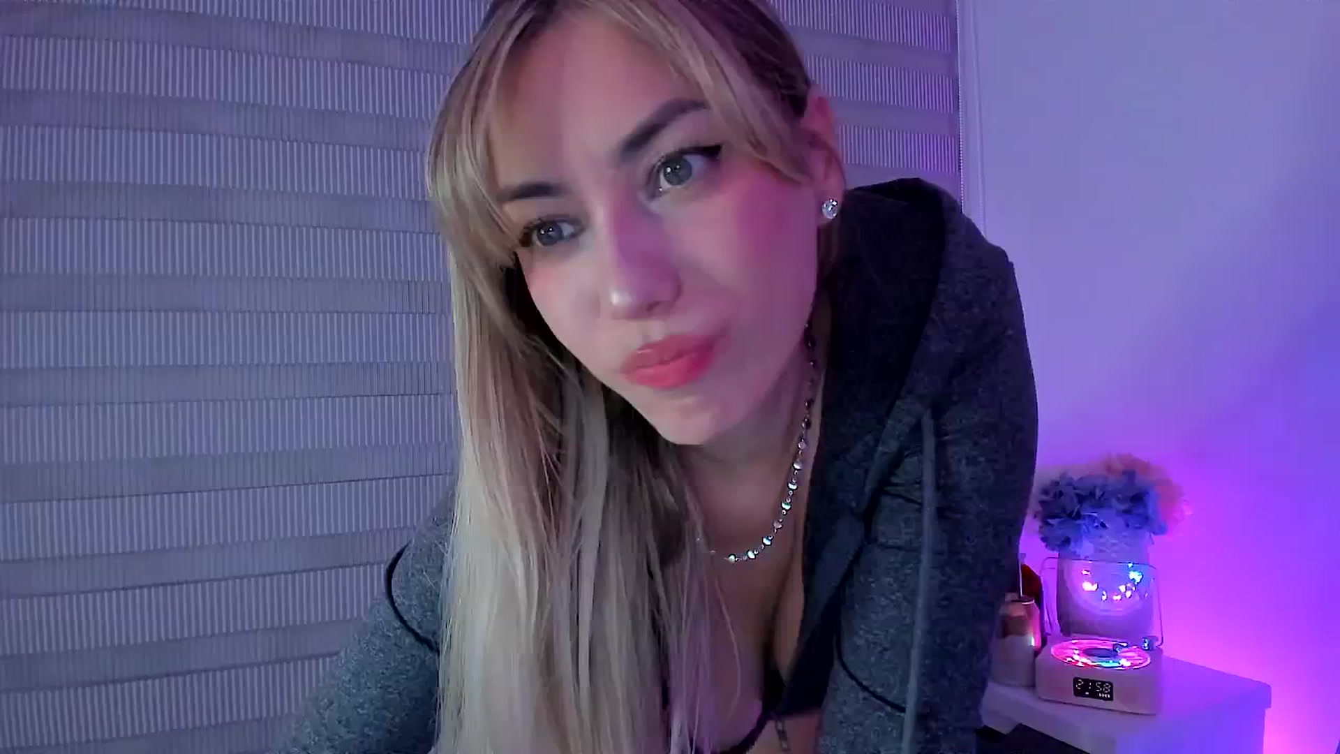 Gallery image thumbnail from SweetMar23's myfreecams stream on, 03/05/2025, 05:13 image 6 of 20