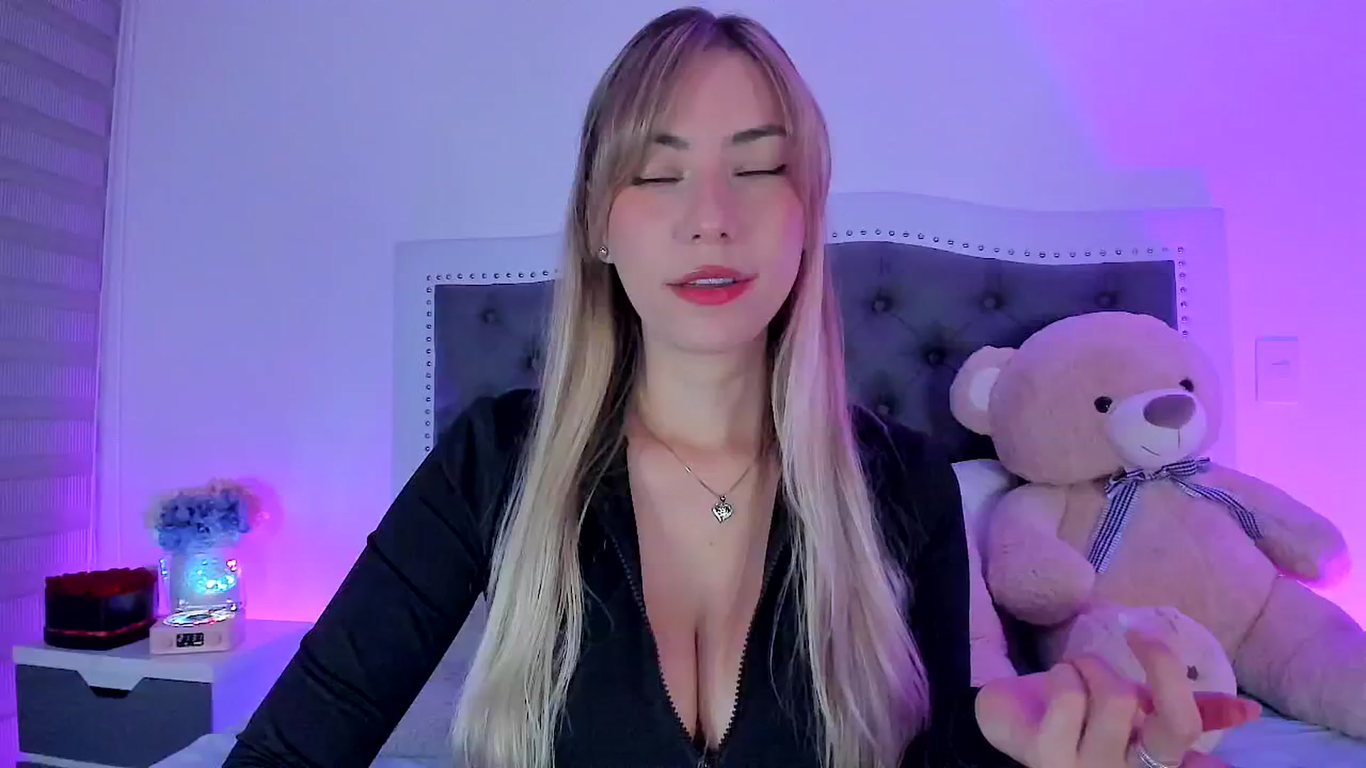Gallery image thumbnail from SweetMar23's myfreecams stream on, 03/11/2025, 04:52 image 1 of 20