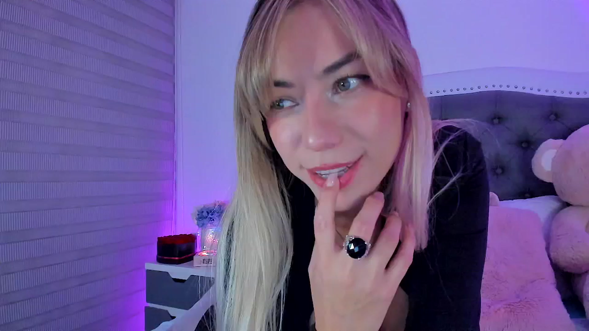 Gallery image thumbnail from SweetMar23's myfreecams stream on, 03/11/2025, 04:52 image 7 of 20