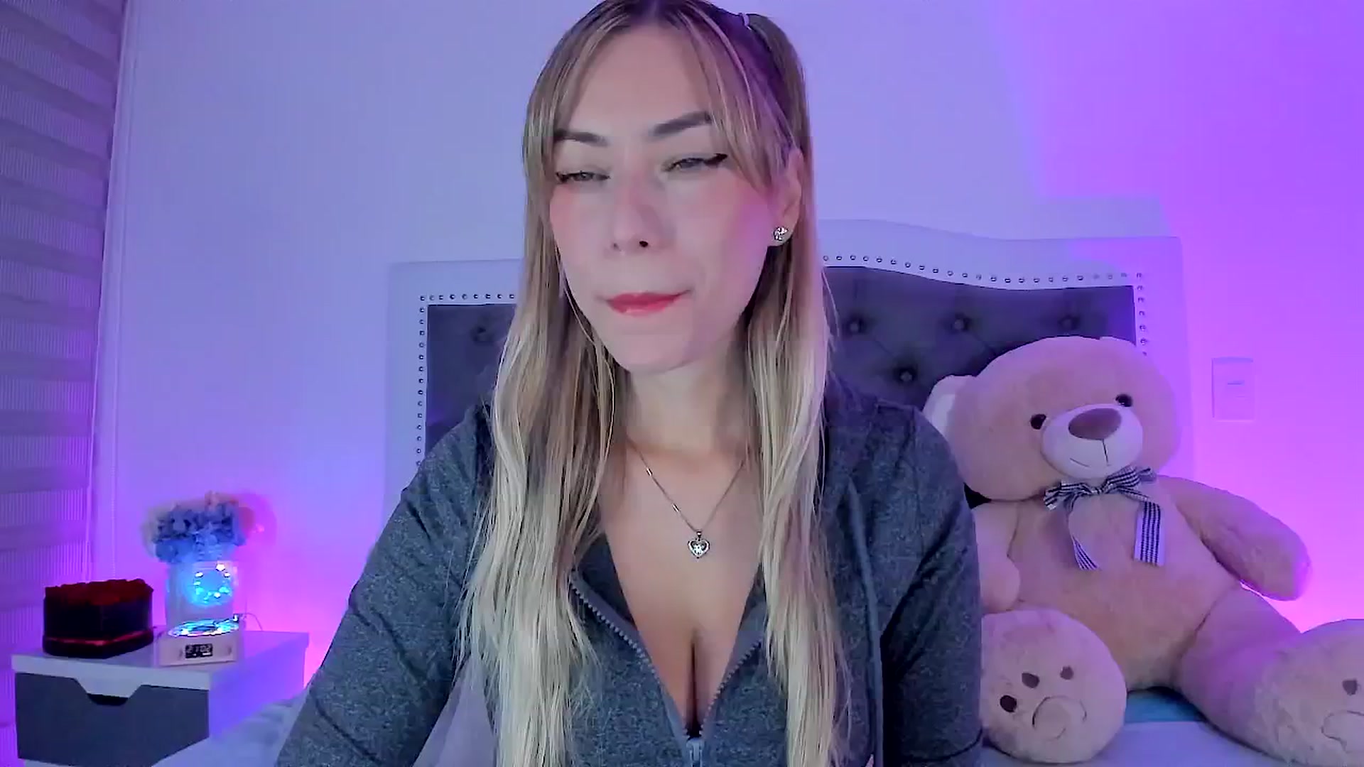 Gallery image thumbnail from SweetMar23's myfreecams stream on, 03/12/2025, 02:28 image 2 of 20
