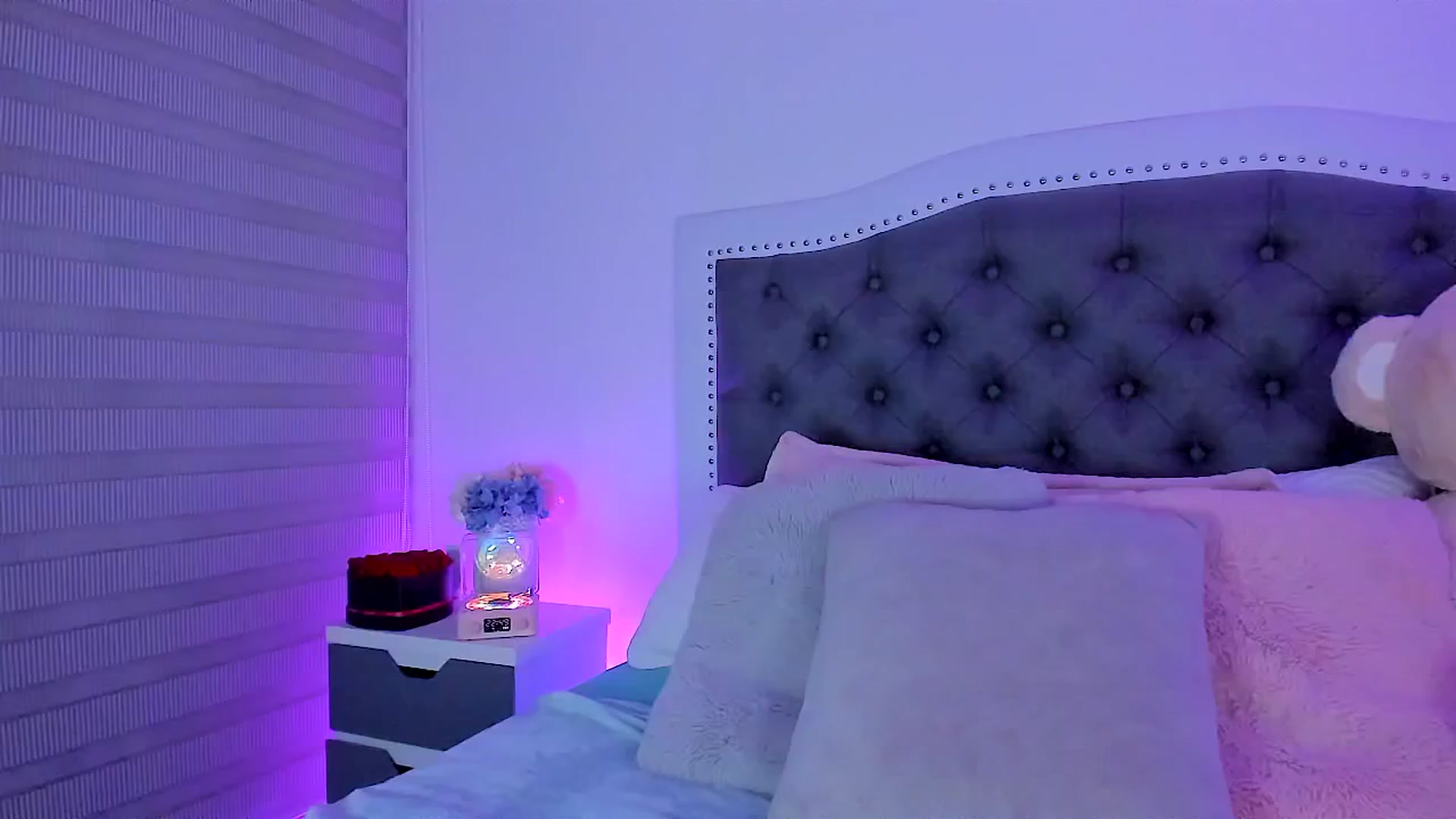 Gallery image thumbnail from SweetMar23's myfreecams stream on, 03/19/2025, 04:03 image 17 of 20