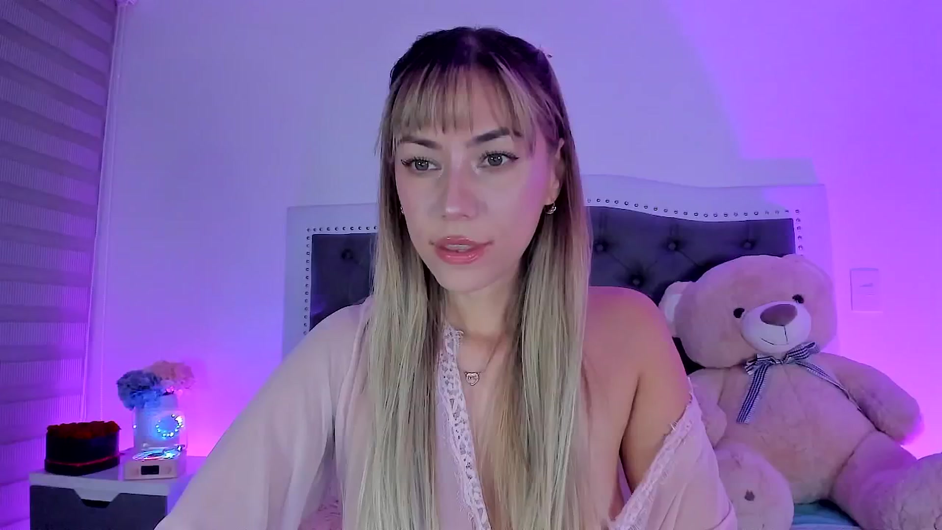 Gallery image thumbnail from SweetMar23's myfreecams stream on, 04/23/2025, 03:32 image 6 of 20