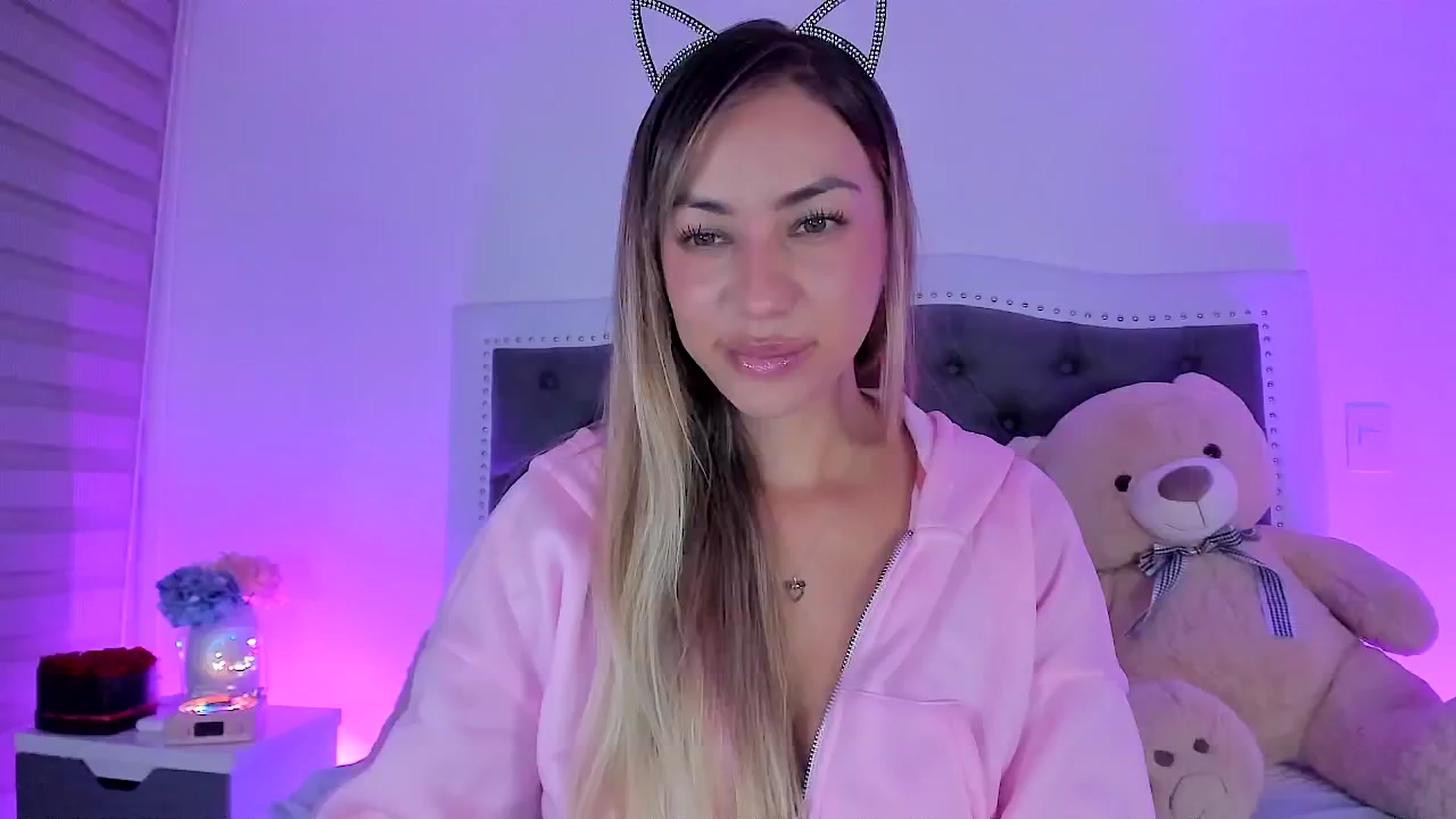 Gallery image thumbnail from SweetMar23's myfreecams stream on, 06/25/2025, 04:16 image 2 of 20