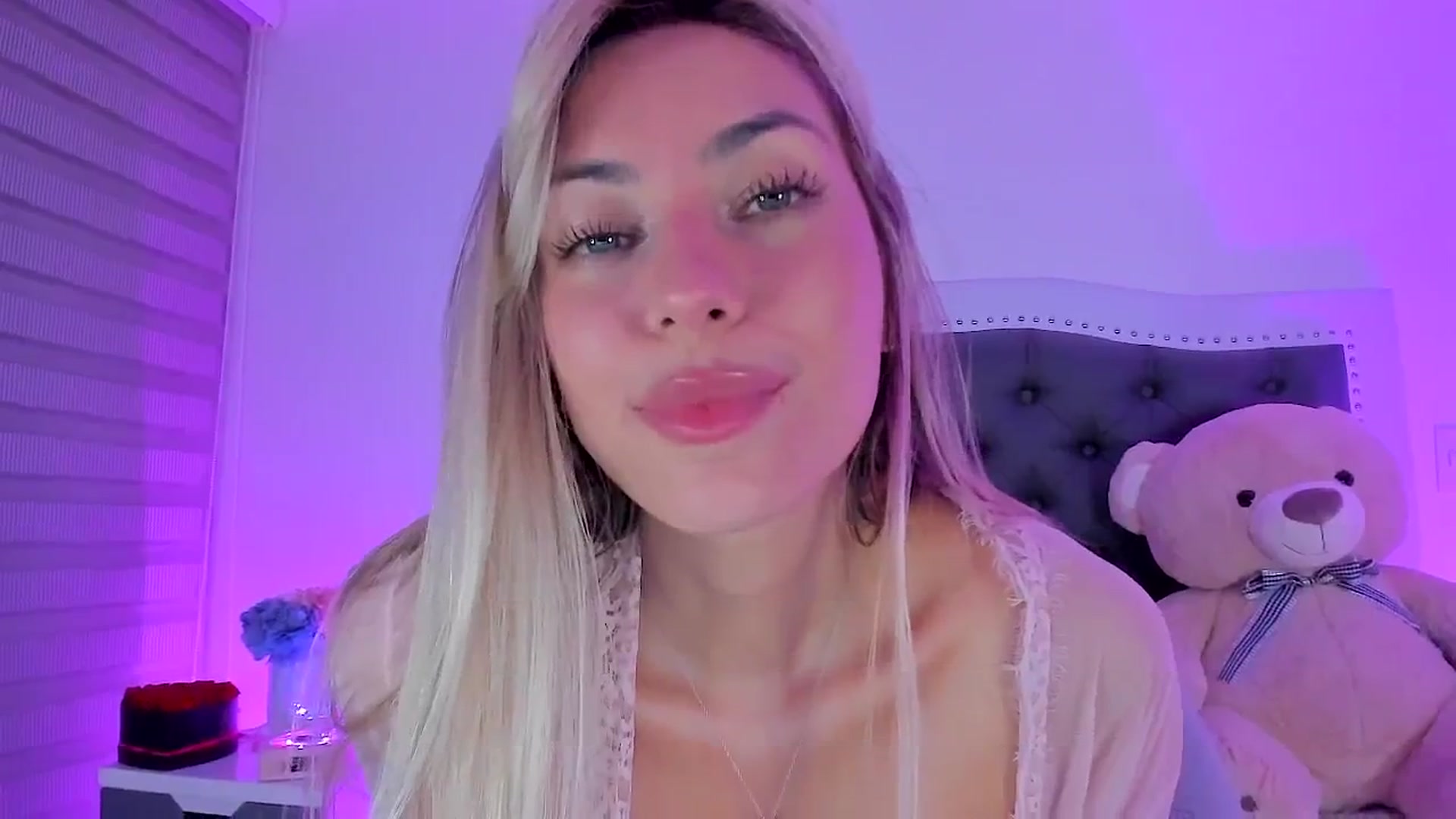 Gallery image thumbnail from SweetMar23's myfreecams stream on, 07/31/2025, 06:30 image 15 of 20