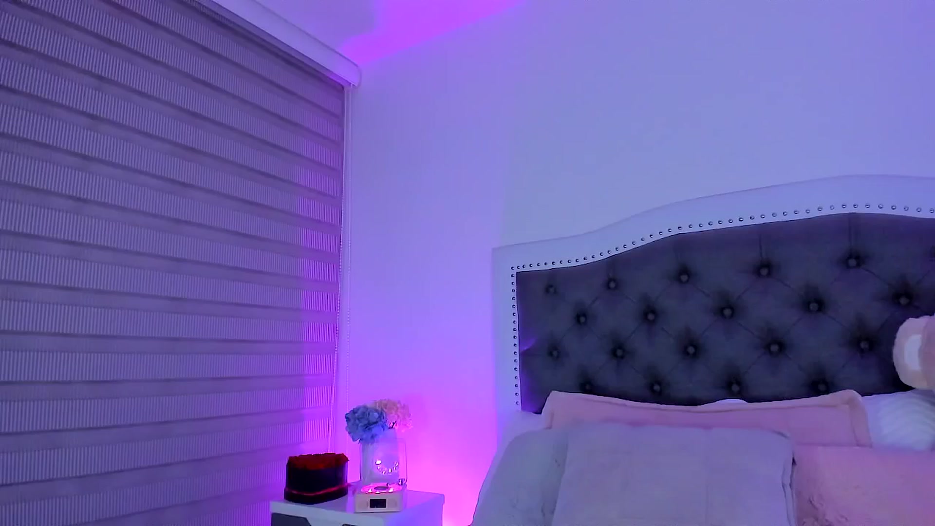 Gallery image thumbnail from SweetMar23's myfreecams stream on, 08/20/2025, 03:27 image 10 of 20