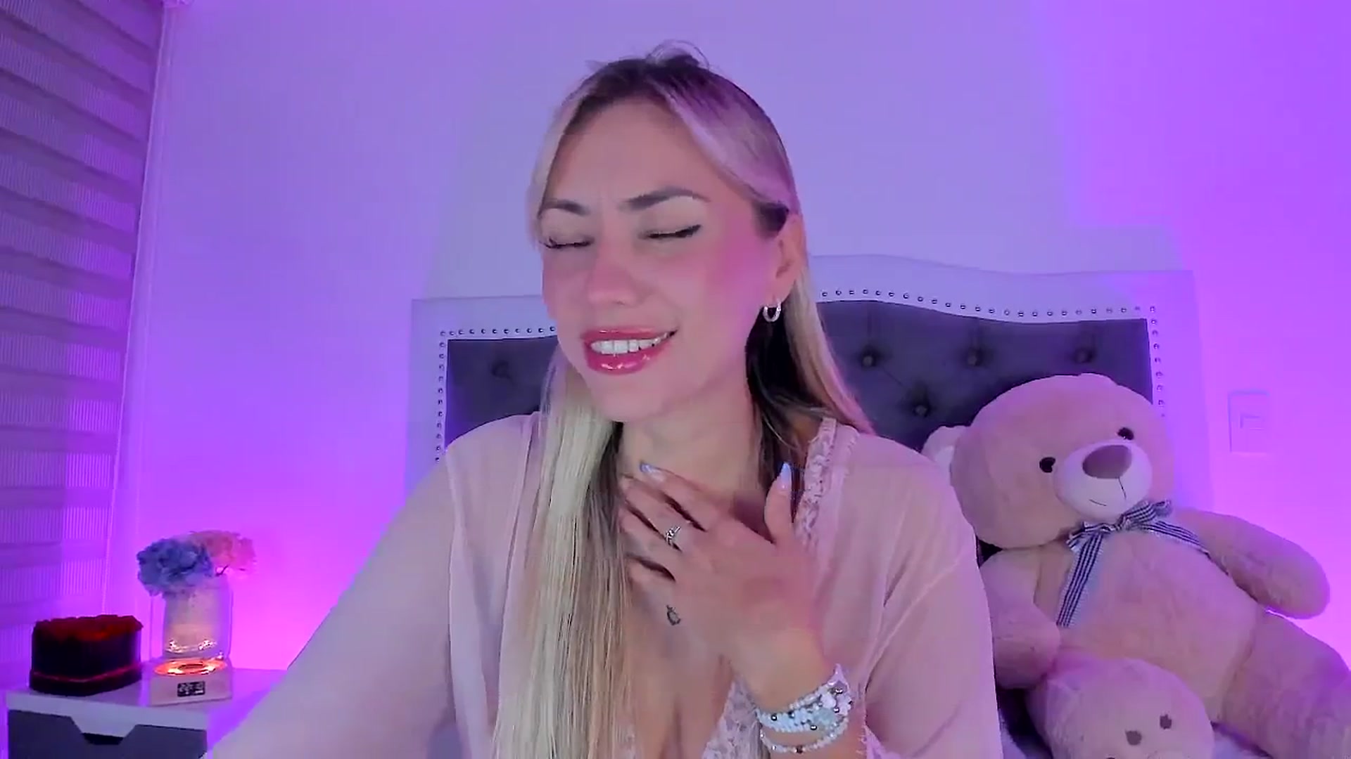 Gallery image thumbnail from SweetMar23's myfreecams stream on, 08/27/2025, 04:45 image 2 of 20