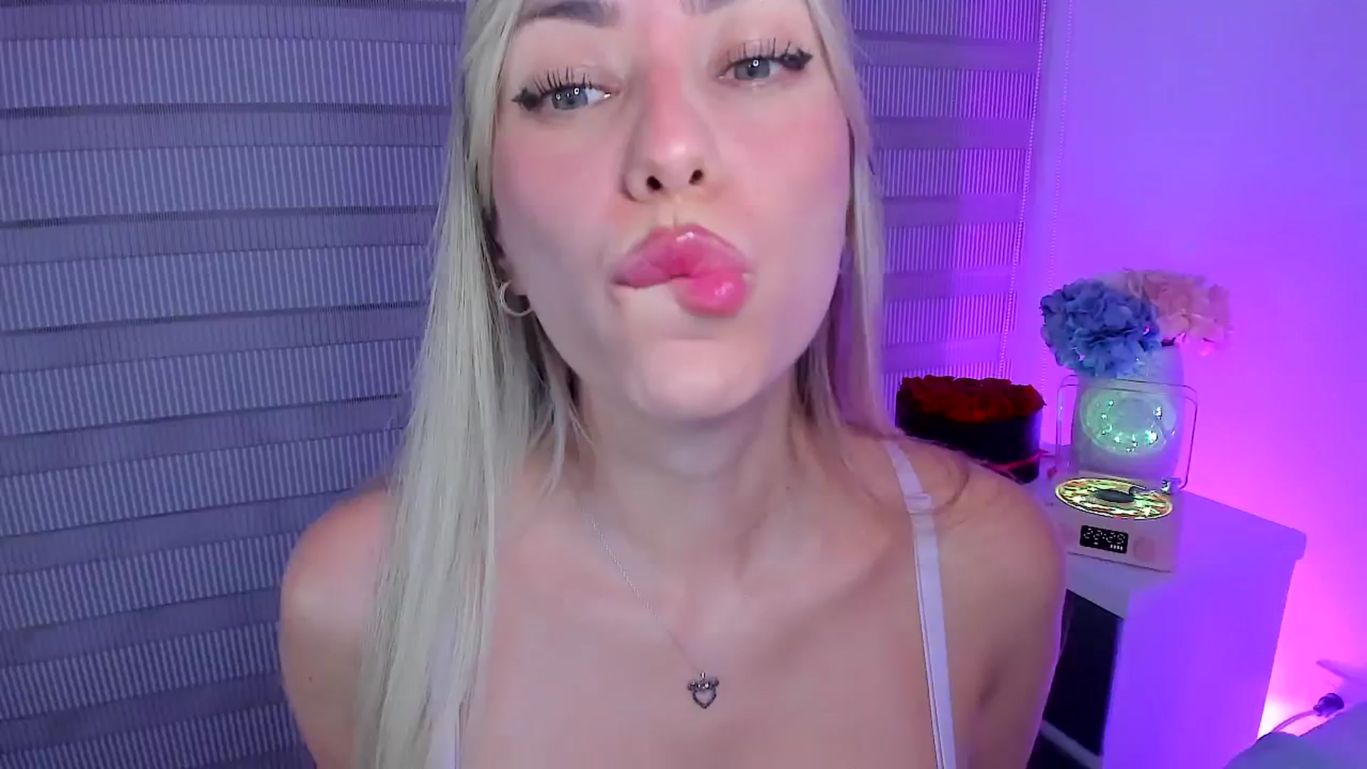 Gallery image thumbnail from SweetMar23's myfreecams stream on, 08/29/2025, 04:06 image 12 of 20