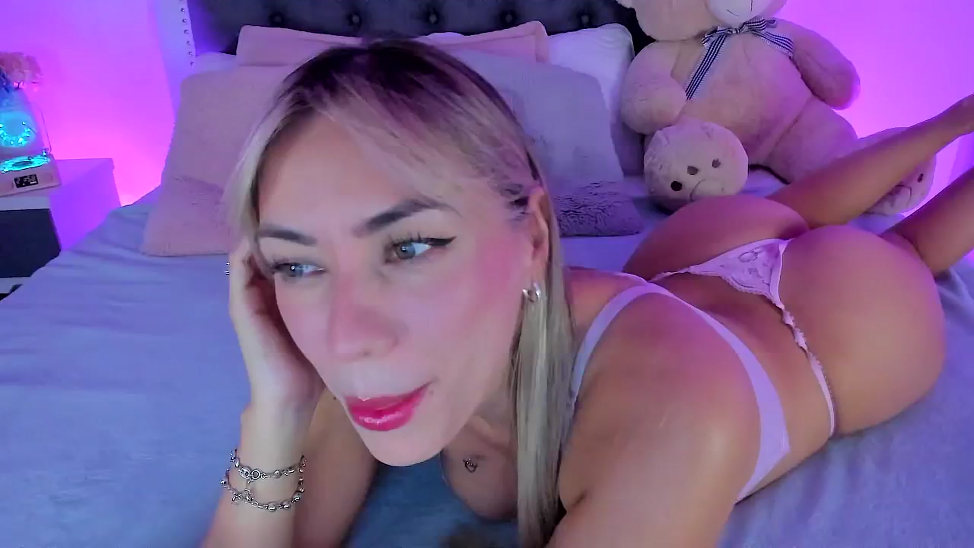Gallery image thumbnail from SweetMar23's myfreecams stream on, 08/29/2025, 04:06 image 4 of 20
