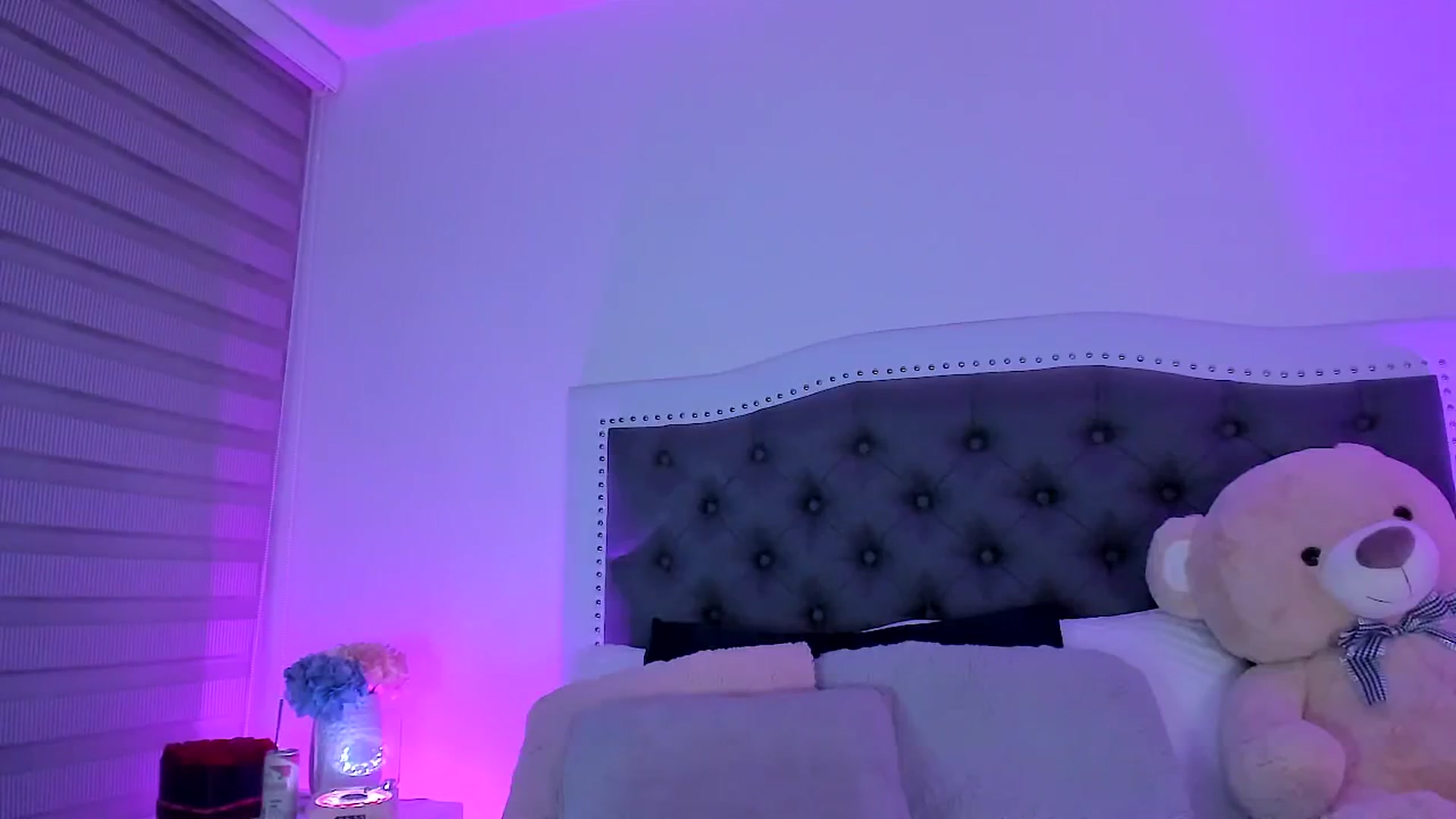 Gallery image thumbnail from SweetMar23's myfreecams stream on, 09/17/2025, 04:39 image 16 of 20