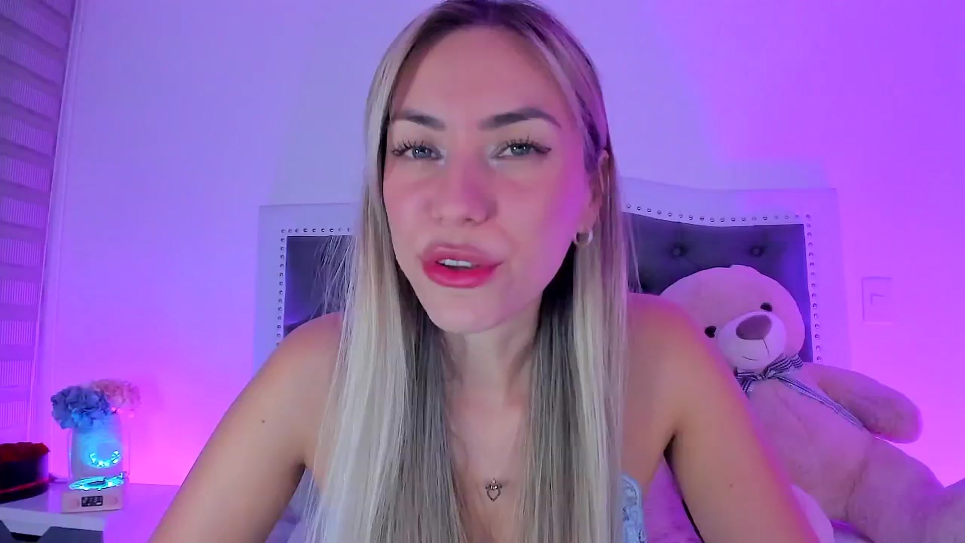 Gallery image thumbnail from SweetMar23's myfreecams stream on, 09/18/2025, 02:52 image 1 of 20