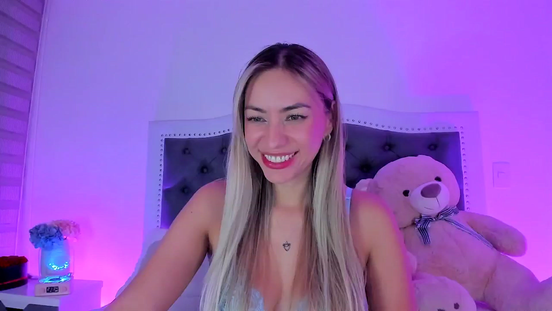 Gallery image thumbnail from SweetMar23's myfreecams stream on, 09/18/2025, 02:52 image 4 of 20