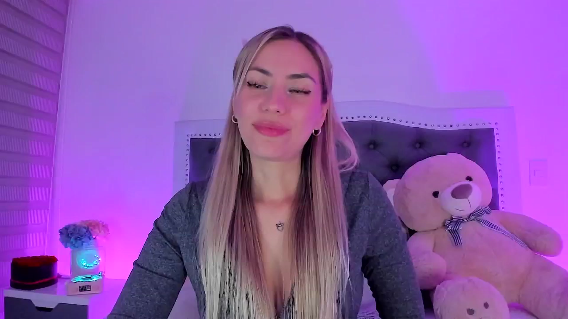 Gallery image thumbnail from SweetMar23's myfreecams stream on, 09/19/2025, 04:21 image 3 of 20