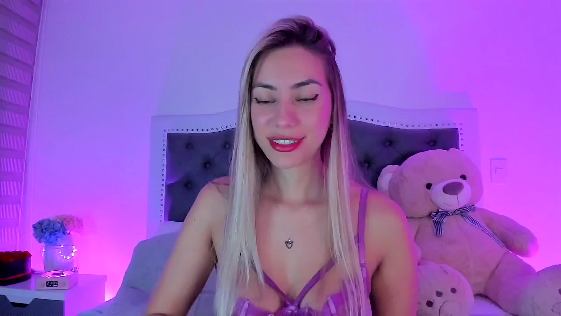 Gallery image thumbnail from SweetMar23's myfreecams stream on, 09/20/2025, 04:37 image 1 of 20