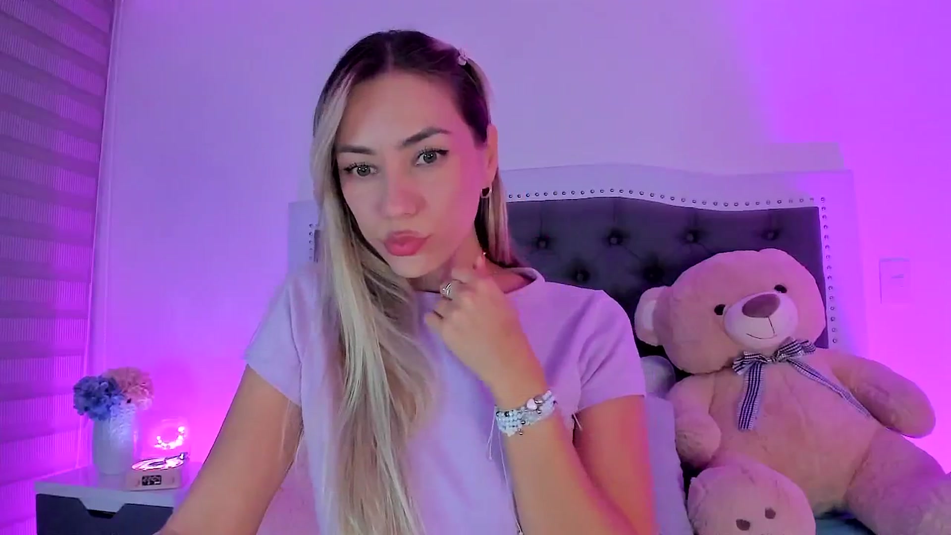 Gallery image thumbnail from SweetMar23's myfreecams stream on, 10/04/2025, 05:01 image 5 of 20