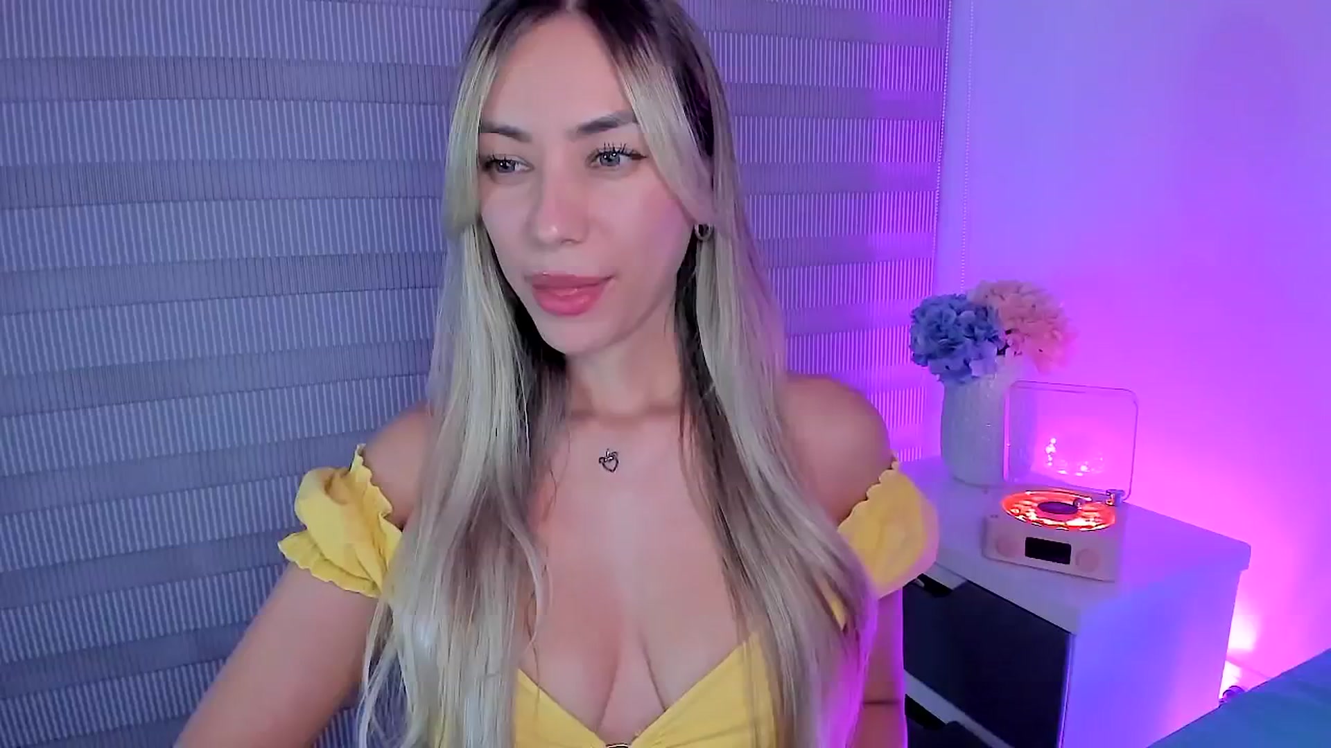 Gallery image thumbnail from SweetMar23's myfreecams stream on, 10/21/2025, 04:10 image 3 of 20