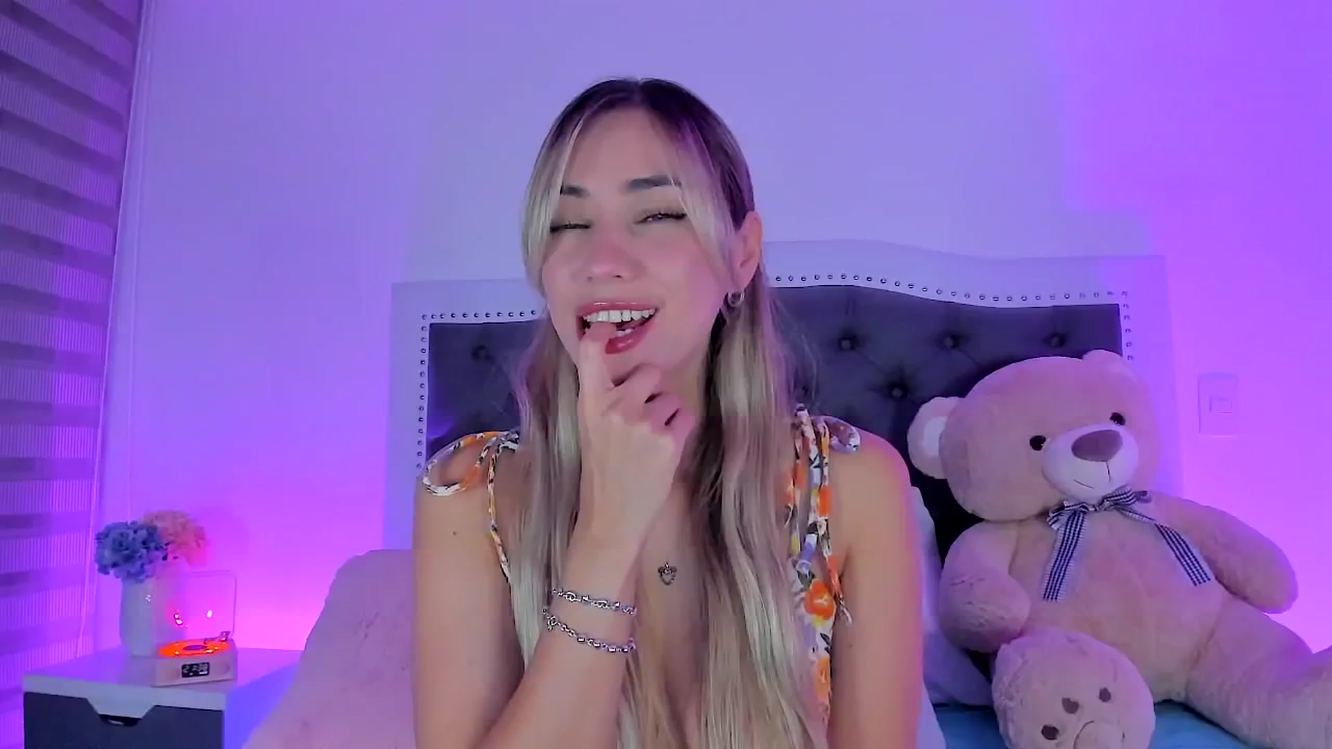 Gallery image thumbnail from SweetMar23's myfreecams stream on, 10/24/2025, 04:21 image 3 of 20