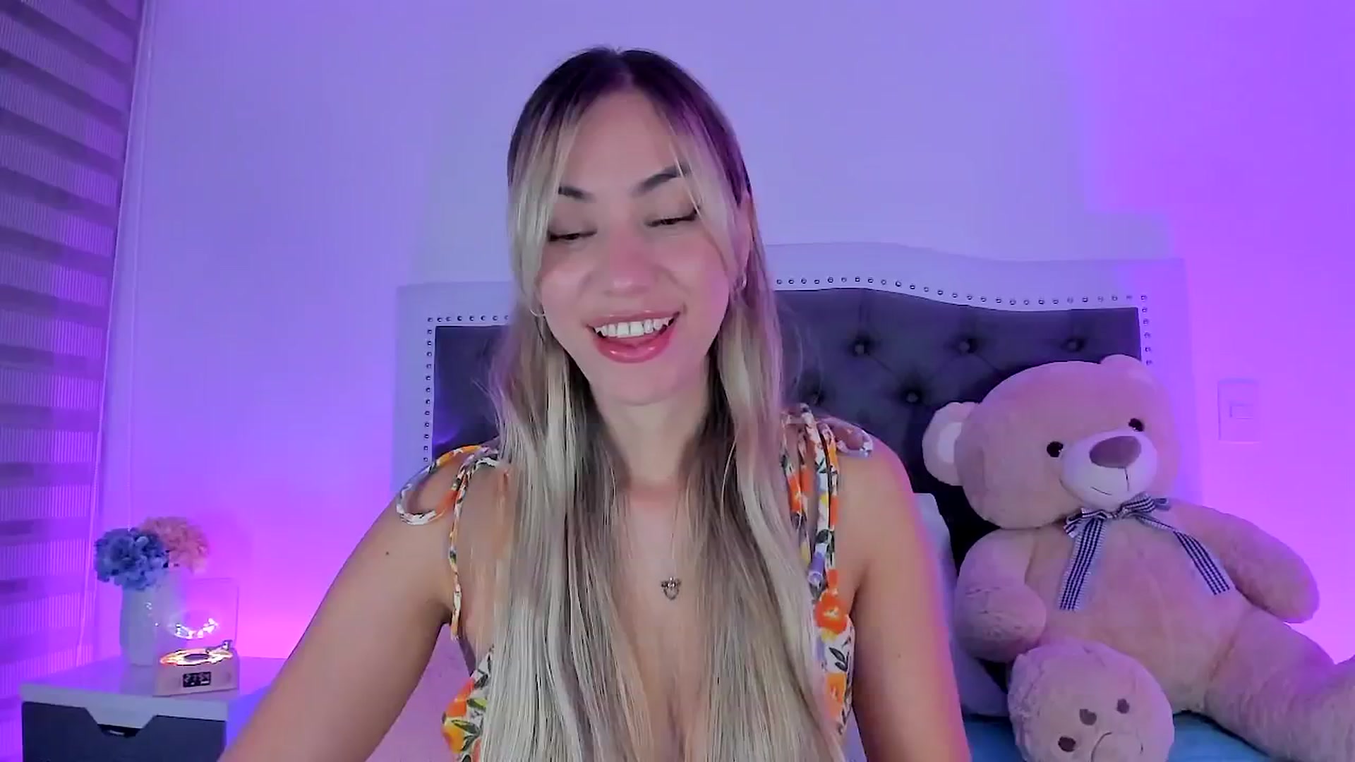 Gallery image thumbnail from SweetMar23's myfreecams stream on, 10/24/2025, 04:21 image 6 of 20