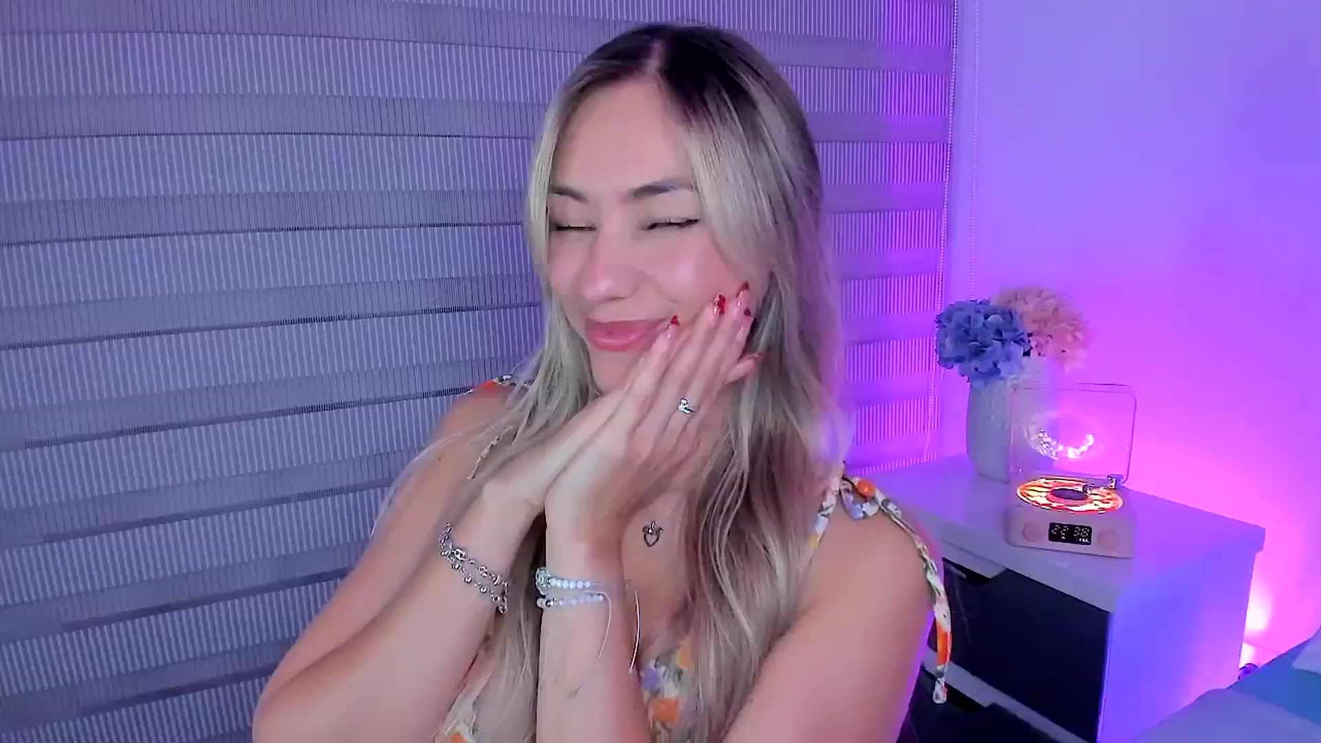 Gallery image thumbnail from SweetMar23's myfreecams stream on, 10/24/2025, 04:21 image 14 of 20