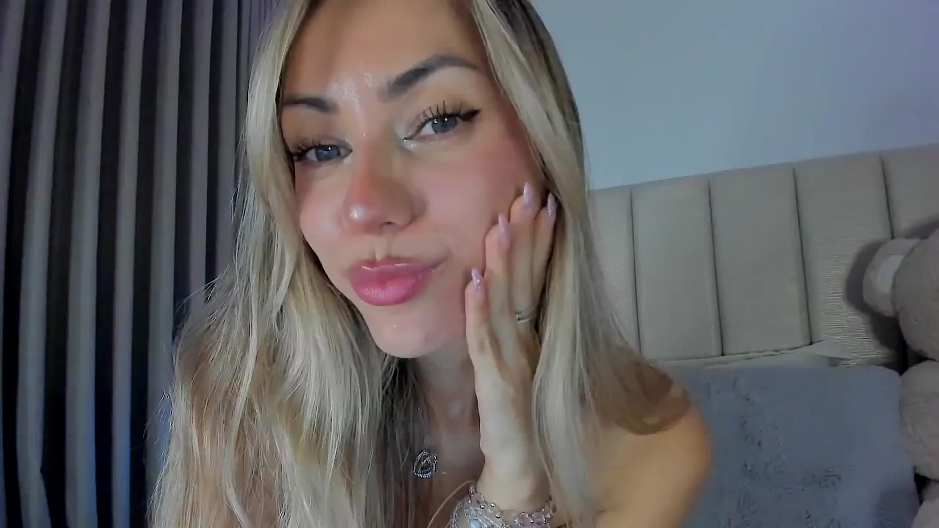 Gallery image thumbnail from SweetMar23's myfreecams stream on, 01/26/2026, 24:37 image 6 of 20