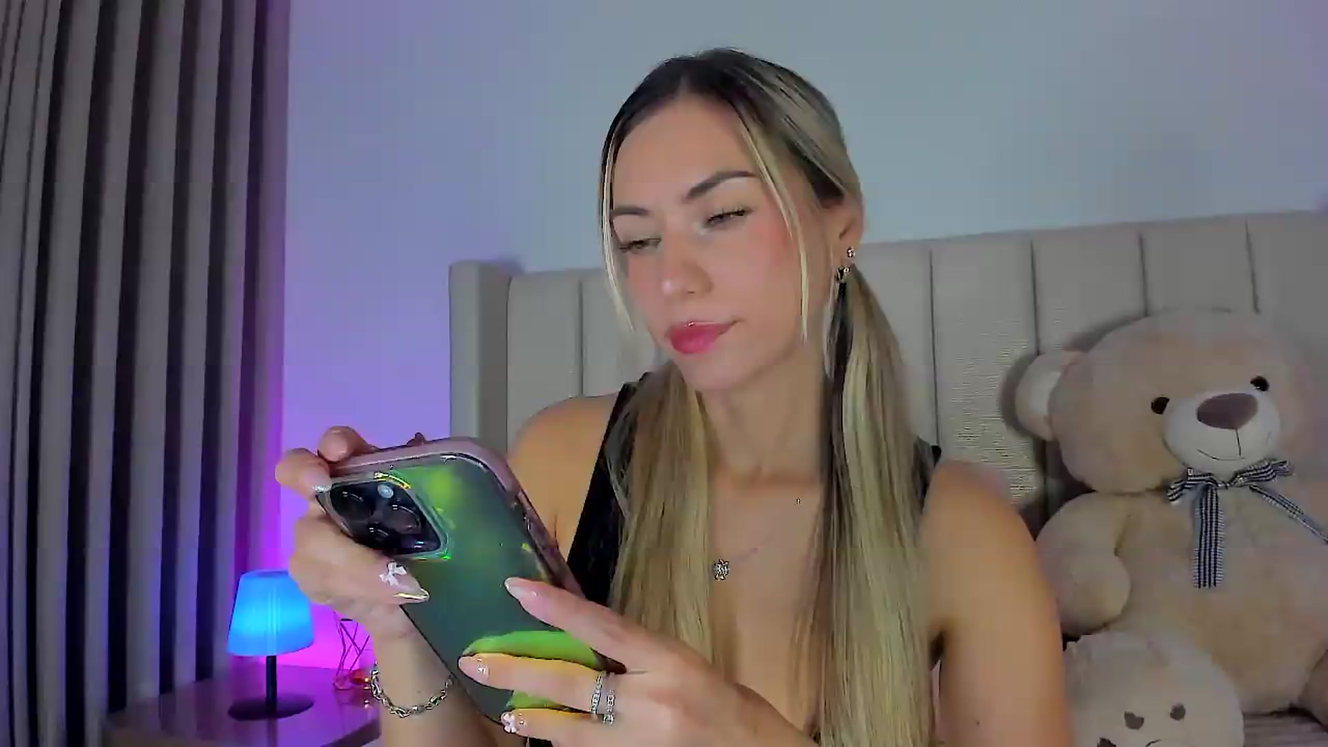Gallery image thumbnail from SweetMar23's myfreecams stream on, 05/13/2026, 02:50 image 15 of 20
